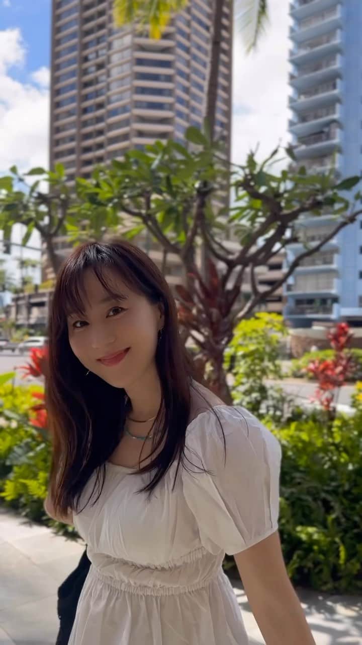 村上麻衣のインスタグラム：「歩いてるだけで楽しかったな〜🩵💚  「夏休みどうする？」と最近聞かれ始め このハワイのおかげでなんだかすでに終わった気分で、 「ど、どーしよう」と今オロオロしてる私です。笑  皆様はなにかご予定ありますか？☀️🍉🌻  #ワイキキ #ハワイ#wikiki #hawaii#散歩 #海外旅行 #ハワイ旅行 #hawaiilove」
