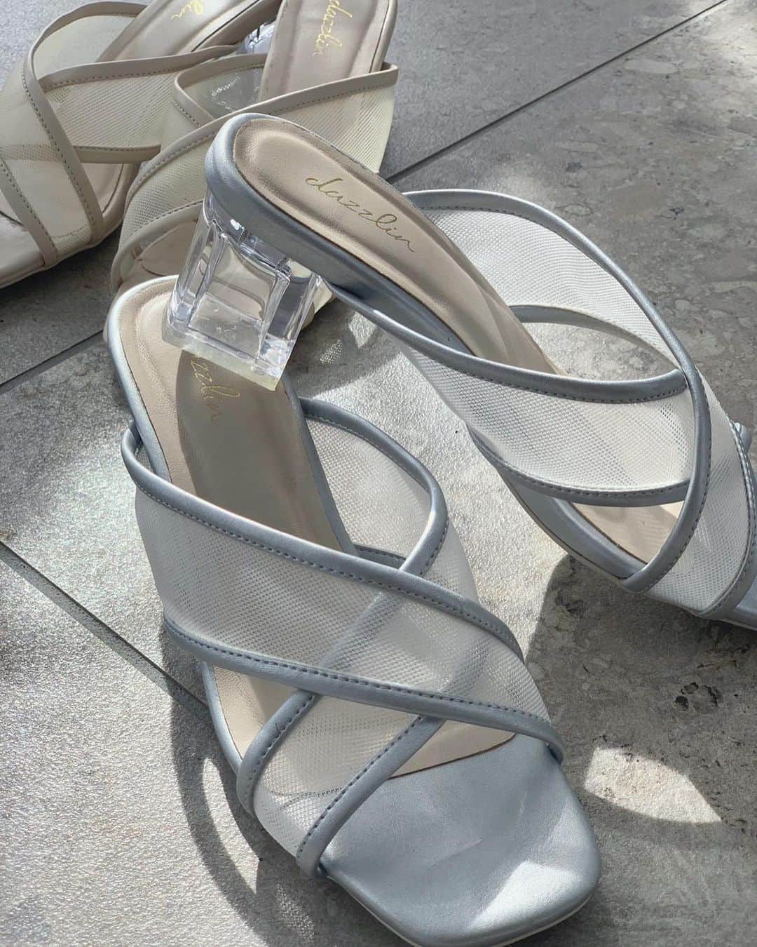 dazzlinさんのインスタグラム写真 - (dazzlinInstagram)「_____ Summer shoes collection  暑い夏の必需品○ 着脱が楽ちんで、靴づれもしないデザインに。  「ちょっとそこまで」なシーンはもちろん、 長時間歩くお出かけシーンなどにもおすすめです。  . ◼︎Shoes #クロスメッシュシアーサンダル ¥11,000 (tax in) beige / silver size : M / L  .  ____________________________________________________  TOPページリンクより RUNWAY channel をご覧ください🔗 » @dazzlin_official  . #dazzlin #ダズリン #夏服 #夏服コーデ #夏コーデ #サンダル #サンダルコーデ #メッシュサンダル #ワンピース #ワンピースコーデ #クリアサンダル  #ローヒールサンダル #ローヒール #大人カジュアル #淡色女子 #淡色女子コーデ」6月25日 12時59分 - dazzlin_official