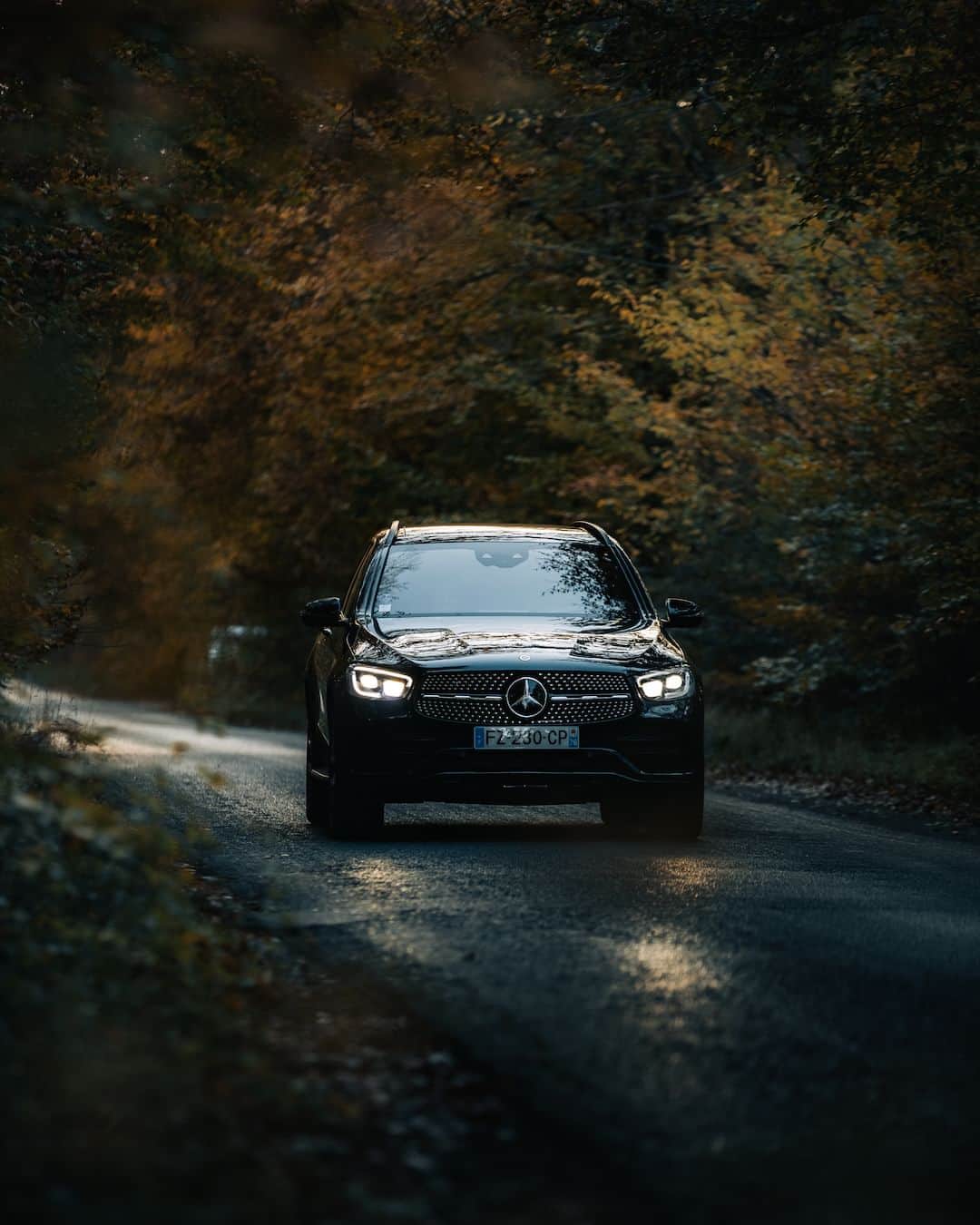 Mercedes-Benz Thailandのインスタグラム：「🚙🏔 Embark on new journeys with the Mercedes-Benz #GLC  พร้อมแล้วหรือยังที่จะออกมารับการผจญภัยที่สนุกกว่าครั้งไหน ๆ กับ Mercedes-Benz GLC ที่มาพร้อมระบบไฟสูงแบบ ULTRA RANGE Highbeam ที่ช่วยส่องสว่างได้ไกลถึง 650 เมตร และไฟสำหรับการขับขี่ในเวลากลางวัน แบบ LED day time running lights ไม่ว่าทางข้างหน้าจะเป็นอย่างไร GLC คั้นนี้ก็พร้อมเดินทางไปกับคุณ   *อุปกรณ์บางส่วนในภาพอาจแตกต่างจากที่จำหน่ายจริง โปรดตรวจสอบรายการอุปกรณ์ของรถยนต์แต่ละรุ่นที่ผู้จำหน่ายฯ อย่างเป็นทางการทั่วประเทศ​​  📷 washingtonchua (IG) for #MBcreator  #GLC #SUV #MercedesBenz #MercedesBenzThailand」
