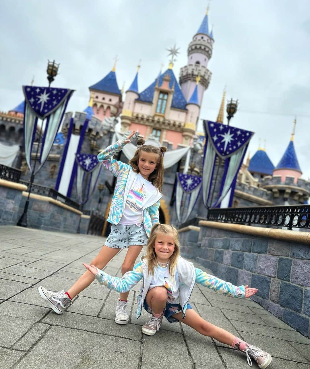 ジェシカ・シーバのインスタグラム：「Disneyland with this crew of smalls was perfectly unique. Instead of going with dad, who is the planner; and Jack, who is our directions guy; Zoe, who will make us all laugh; and Beau, who supplies the energy;  We had me, who can’t find her way out of a paper bag without gps & forgets her own birthday; Yiayia, who is our emotional support grandma; Evvie, who just wants to dance; Demi, who is happy to be here until she isn’t; and Niko, who is interested in ONLY bubbles and water. And I was in charge of all of the above. 🥴  We met lots of characters and went to the Mickey Mouse Clubhouse dance party, the girls got bibbity-bobbitied, took in a ride or two, and Niko took advantage of the baby pool at the hotel.   Disneyland is a really special place. We went during Pride week and the very first Pride Night ever! It was hopeful and inspiring to be in a place where so many people can see a bit of their culture reflected in the Disney stories and characters. Wide eyes and big smiles on everyone of all ages. (Four days was a lot. I have a couple tips that worked well for us if you want me to share)」