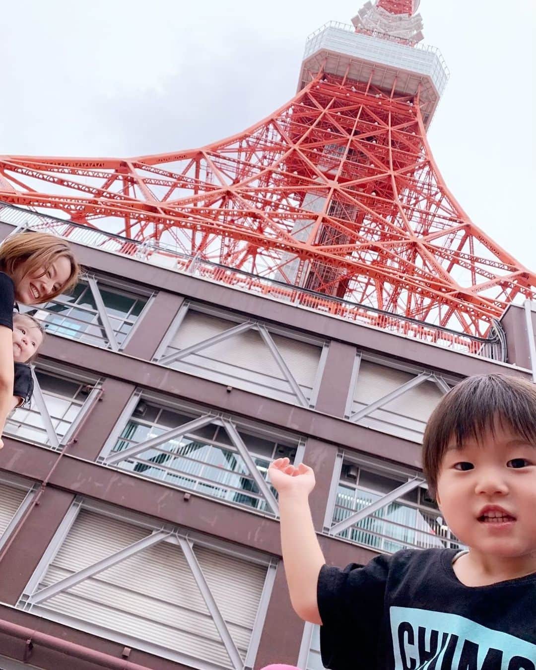 鈴木亜美さんのインスタグラム写真 - (鈴木亜美Instagram)「次男くんが初めての東京タワーを真下から見て、おおおおおお‼️😜ゴジラ‼️と言ってました、どういこと⁉️ #ゴジラ #東京タワー #どんなつながり？ #出てくるっけ？ #多分映画のこと」6月25日 12時55分 - amiamisuzuki