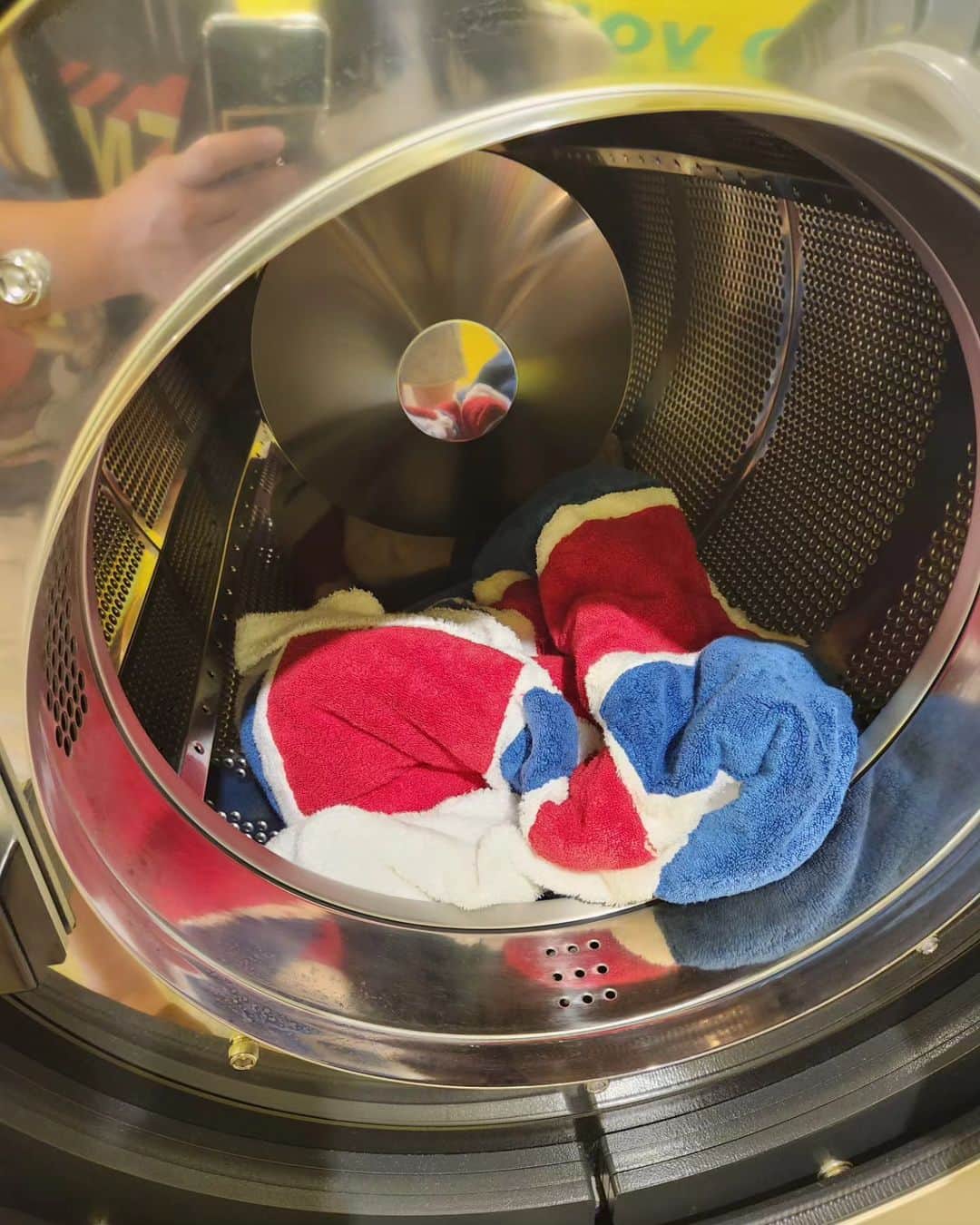 とにかく明るい安村さんのインスタグラム写真 - (とにかく明るい安村Instagram)「イギリスバスローブ洗う日。  #イギリス #バスローブ #洗う日 #吉本自宅劇場」6月25日 12時56分 - tonikaku.a.yasumura