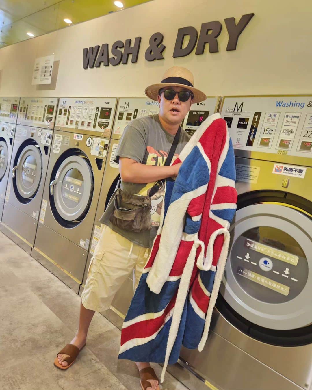 とにかく明るい安村のインスタグラム：「イギリスバスローブ洗う日。  #イギリス #バスローブ #洗う日 #吉本自宅劇場」