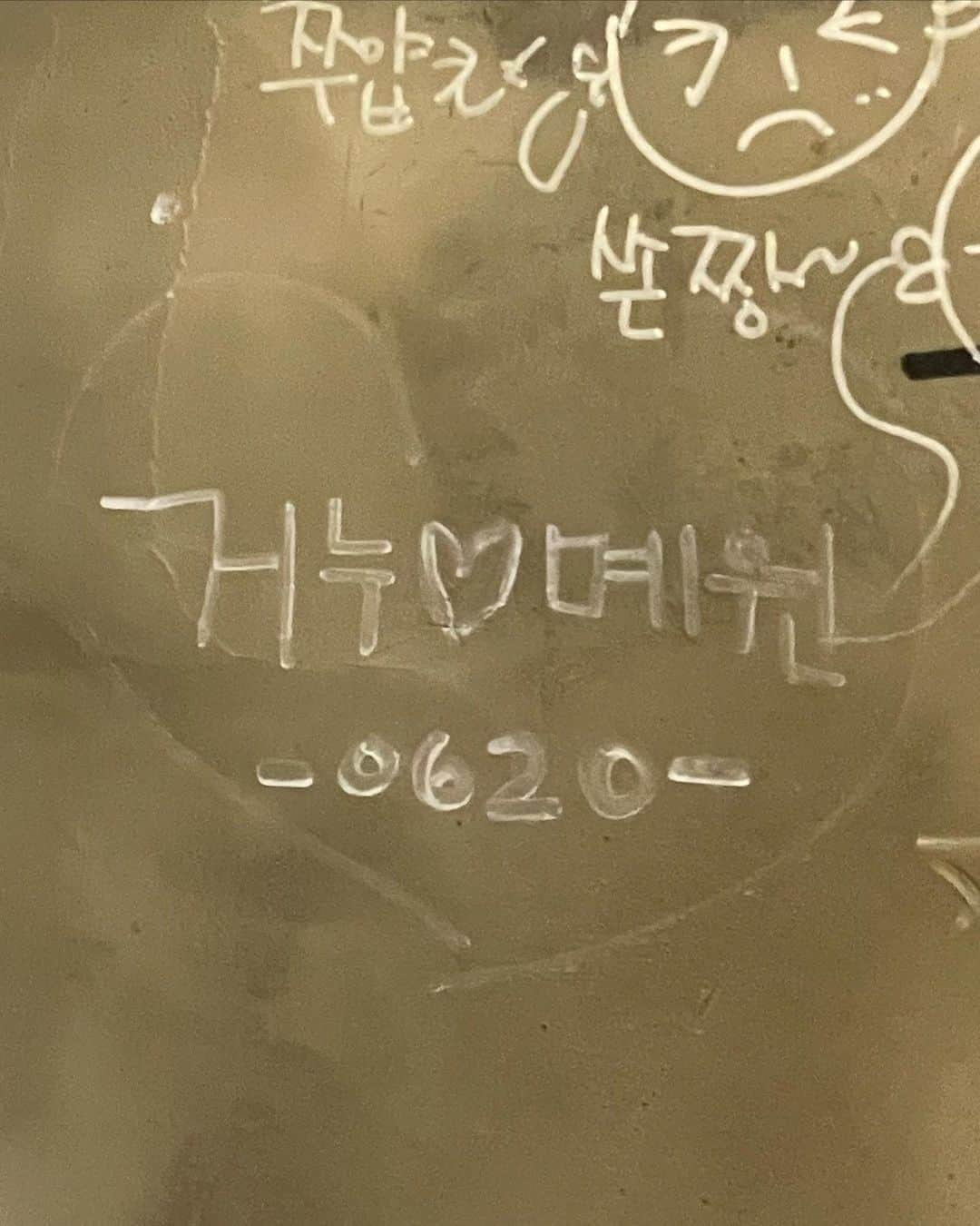 キム・イェウォン さんのインスタグラム写真 - (キム・イェウォン Instagram)「벌써 일쭈년 사랑해🤍🤍🤍」6月25日 12時58分 - ye_.ve_ly