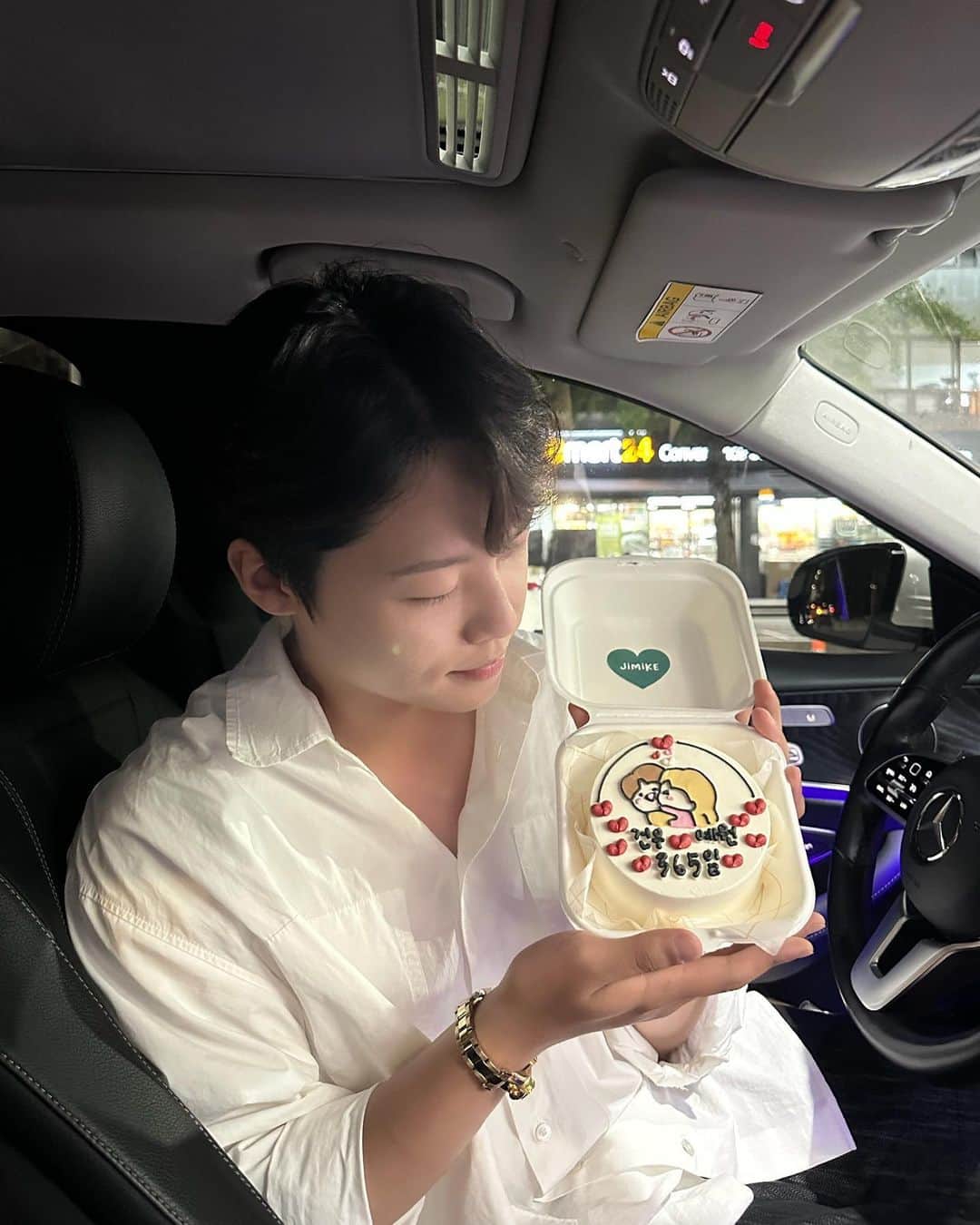 キム・イェウォン のインスタグラム：「벌써 일쭈년 사랑해🤍🤍🤍」