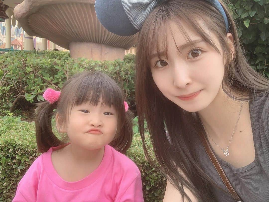 橋野彩葉さんのインスタグラム写真 - (橋野彩葉Instagram)「すっちゃん初ディズニー🏰🎀  モンスターズインクのブーの格好させたの可愛かった🥲   #ディズニーランド  #disneyland  #モンスターズインク  #ブー  #女の子  #女の子ママ  #2歳」6月25日 12時58分 - iroha_0521_