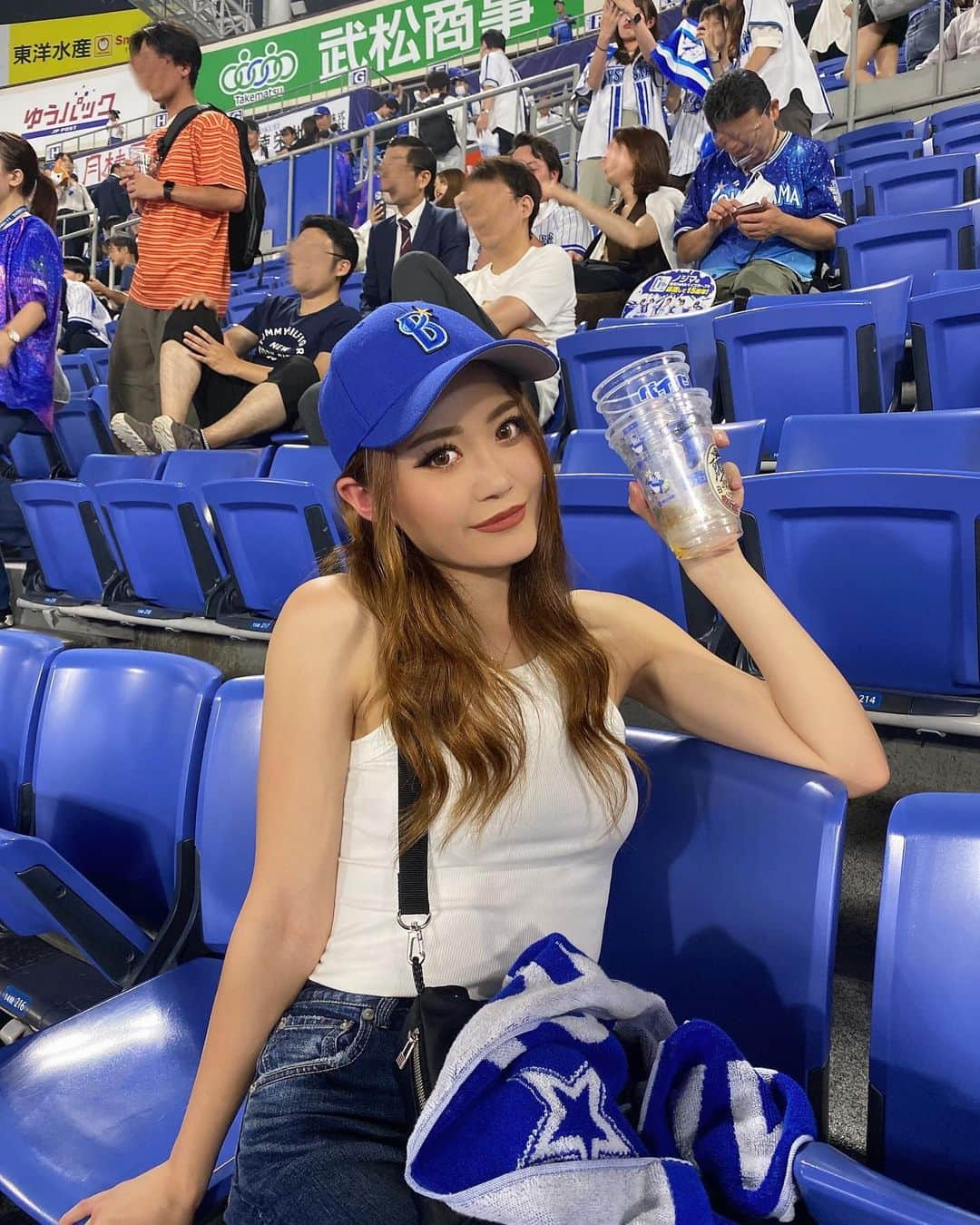 みみのインスタグラム：「野球観戦⚾️🍻 念願のリップアートメイクして無事ダウンタイムが終わりました❤️‍🔥 唇の輪郭ぼやけていて口紅が塗りにくいなぁって感じて解決法調べたらリップのアートメイクがあるって知ったの！ 沢山クリニックあったけど 前に眉毛のアートメイクもやって貰ってすごく満足して絶大な信用のある @artmake_by_tokyoaceclinic さんにお願いしました🫶🏼 担当は @kobayashi_tokyoace_artmake さんでカウンセリング時間かけて親身になってくださって理想のデザインになりました߹ㅁ߹)♥︎ ちなみに口角が上がって見えるデザインにしたよ！ チクッとしたらすぐ麻酔塗ってくれるので痛みのない時間は寝ちゃって気づいたら終わってました😂 施術後何日かは乾燥して皮がむけるの乗り越えたら完成💯 唇の血色も良くなったしなによりもリップが塗りやすい！！！ とってもとってもやって良かったです！ありがとうございました❤️‍🔥   #アートメイクもエース  ︎#artmake_by_tokyoaceclinic #tokyo_ace_clinic #アートメイク #メディカルアートメイク  #野球女子」