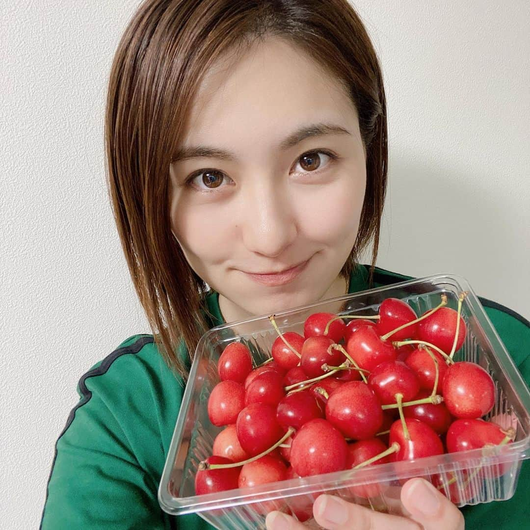 高山侑子さんのインスタグラム写真 - (高山侑子Instagram)「. 今年も旦那さんのご実家からたくさんサクランボをいただきました🍒  みんなにおすそ分けしながら美味しくいただいてます😋  #さくらんぼ #大将錦」6月25日 13時03分 - takayamayuko_stardust