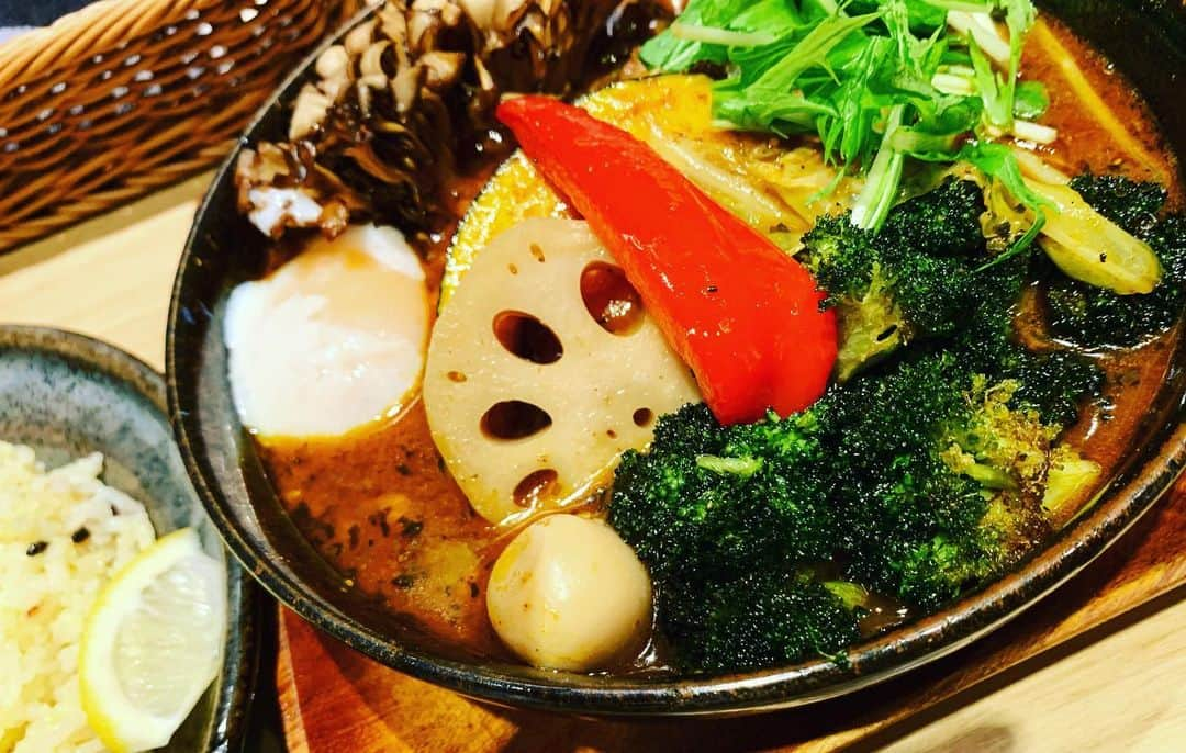 黒沢薫さんのインスタグラム写真 - (黒沢薫Instagram)「スープカレーが食べたくなって。中野 #GARAKU へ。 #lunch #soupcurry #curry #vegetables #chicken #egg #yum #spicy #power #instafood #ハードコアカレーシンガー」6月25日 13時05分 - kaorukurosawa_lovelife