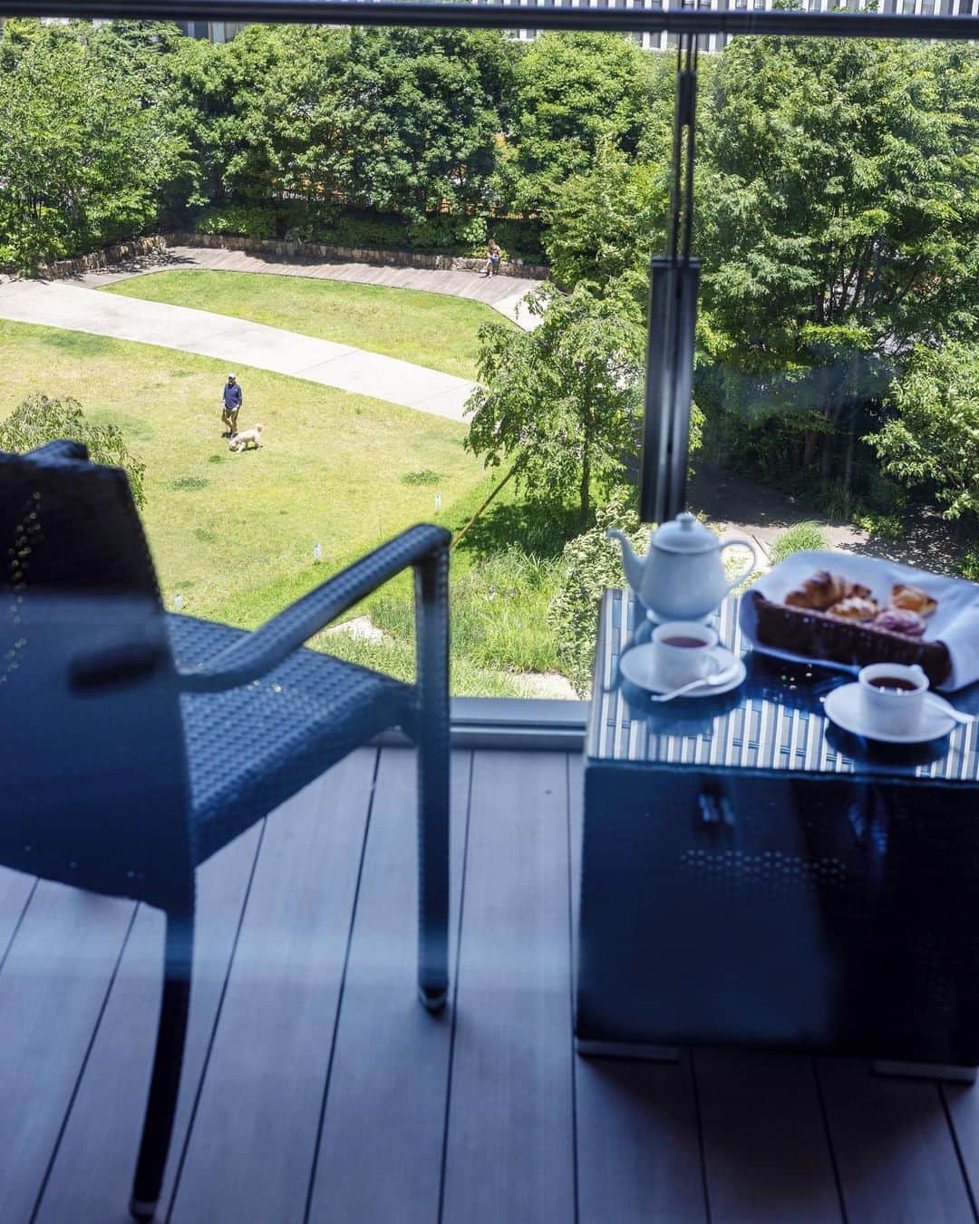 のインスタグラム：「Enjoy fresh air at the balcony☕️ 朝一番の愉しみをバルコニーで🌳  Immerse yourself in the serene beauty of Japanese design in our Heritage Room. Averaging a generous 60 square meters in size, this private residence offers two styles: one with a wider living room that overlooks Okura Square and the classical architecture of the Okura Museum of Art, or one with views from the bath. Among the latter, some rooms have a balcony situated directly above the Okura Garden. As the benchmark of luxury in the Okura Heritage wing, the tranquil Heritage Room features a private steam sauna, a whirlpool bath, and heated flooring. The complimentary minibar, shoeshine service, and valet parking, too, invite you to relax in true pampered comfort.  「ヘリテージルーム」の広さは約60㎡で、ビューバスタイプと、エントランスのオークラスクエアと大倉集古館が眺められるワイドリビングタイプの2タイプがございます。中でもビューバスタイプのお部屋では、オークラ庭園を眺められるバルコニー付きのお部屋もご用意しております。 オークラ ヘリテージウイングでは、全室スチームサウナ、ジェットバス、そして床暖房を完備。さらに、冷蔵庫内ミニバー、靴磨きサービス、バレーサービス等、各種無料サービスをご用意しております。まるではなれのような静謐さとプライベート空間が広がる館内で、ゆっくりとお寛ぎください。  “Heritage Room with Balcony” The Okura Heritage Wing 「ヘリテージルーム バルコニー付き」 オークラ ヘリテージウイング  #ホテル客室 #スイートルーム  #ホテルステイ #ステイケーション  #サ活 #ビューバス #サウナ付きホテル #東京ホテル #ラグジュアリーホテル  #theokuratokyo #オークラ東京  #bathwithview #balcony #hotelroom  #suiterooom #staycation #tokyohotel #luxuryhotel #luxurylifestyle #lhw #uncommontravel #lhwtraveler #东京 #酒店 #도쿄 #호텔 #일본 #ญี่ปุ่น #โตเกียว #โรงแรม」