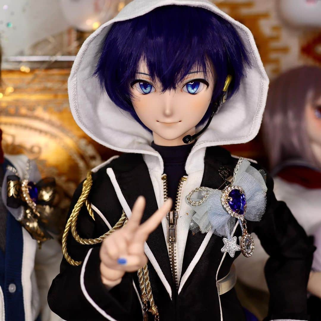 のインスタグラム：「✌️✨  このアイドルみたいな服めっちゃ似合う  #ddkaito #KAITO #vocaloid  #DD男子はいいぞ #ドルフィードリーム #bjd #bjddoll #doll #volksdoll #dollfiedream #人偶 #人形  #dollfiedreamboy #animeart」