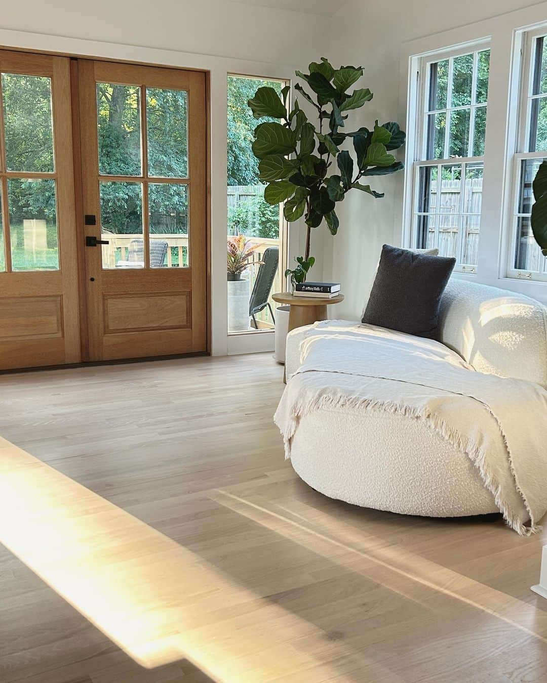 カミーユ・グアティのインスタグラム：「#Summertime #goldenhour and the #floor is stealing the scene. @lumberjackdirect best decision of my remodel!  #woodfloors #flooring #renovation #reno」