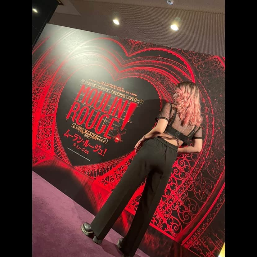 ダンドイ舞莉花さんのインスタグラム写真 - (ダンドイ舞莉花Instagram)「WELCOME  TO THE  MOULIN ROUGE!!!  🐘❤️👠🇫🇷🇯🇵🍾💋  With a few pics from when I went to the Moulin Rouge in Paris 9 years ago!  9年前、パリのムーランルージュに行った時の写真も📸  プレビュー初日おめでとうでした㊗️ 明日はダブルキャストのプレビュー初日！ みんながんばれー！！❤️  @irei_kanata @emksuzuki  @maria.eeee  @watarusakai1016  @tatsunori.senna  @ichimonji1021  @keiichi_tagawa  @sayaka_kato_  @yurino.5  @enastgm_   ほんとにほんとに最高の時間だった！  @moulinmusicaljp  @moulinrougebway   #moulinrouge #ムーランルージュ #musical #broadway #tokyo #japan #初演 #openingnight #ミュージカル #paris #伊礼彼方 #鈴木瑛美子 #mariae #酒井航 #仙名立宗 #ICHI #田川景一 #加藤さや香 #杉原由梨乃 #田口恵那」6月25日 13時20分 - mdandoy18