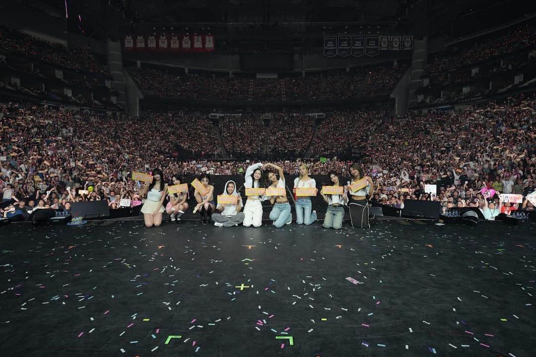 TWICEのインスタグラム：「TWICE 5TH WORLD TOUR 'READY TO BE' IN #HOUSTON - DAY 1  Thank you for your heartwarming welcome Houston ONCE💖Can’t wait to see you again tomorrow!  #TWICE #트와이스 #READYTOBE #TWICE_5TH_WORLD_TOUR」