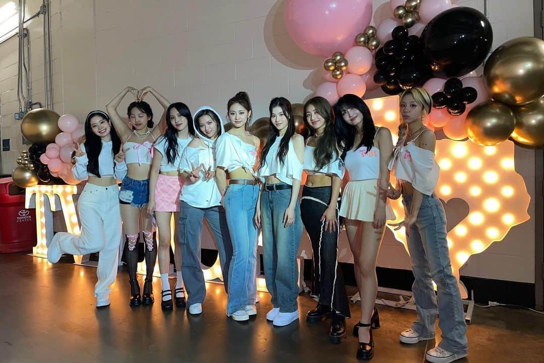 TWICEさんのインスタグラム写真 - (TWICEInstagram)「TWICE 5TH WORLD TOUR 'READY TO BE' IN #HOUSTON - DAY 1  Thank you for your heartwarming welcome Houston ONCE💖Can’t wait to see you again tomorrow!  #TWICE #트와이스 #READYTOBE #TWICE_5TH_WORLD_TOUR」6月25日 13時30分 - twicetagram