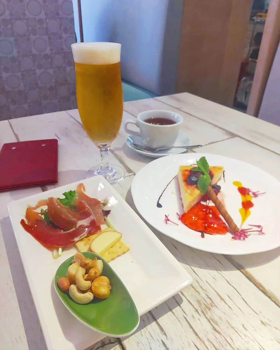 市川みかのインスタグラム：「@amalficaffe_minatomirai  地元横浜みなとみらいでカフェタイム。 昼間からビールを飲むってよいですね◎  　 #アマルフィ #カフェ #みなとみらい #横浜 #amalfi #cafe #minatomirai #yokohama #local #cafestag」