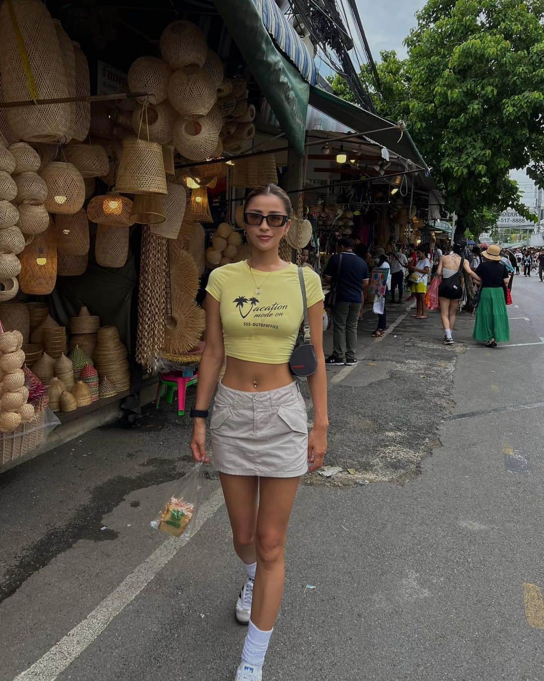 MIYAのインスタグラム：「WEEEEKEND MARKET 👜🍜🐙  #ChatuchakWeekendMarket #thailand #bangkok #vacay」