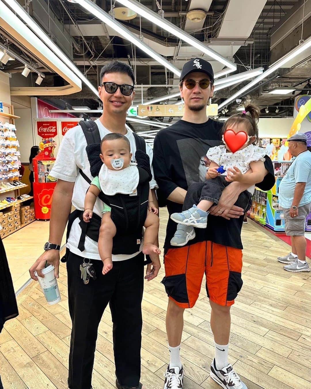 のインスタグラム：「ユージとプライベートで偶然遭遇。笑 お互い家族で過ごしててバッタリよ🤣  #ジョイとユージ #2人合わせてジョージでーーーーす #よろしくお願いします」