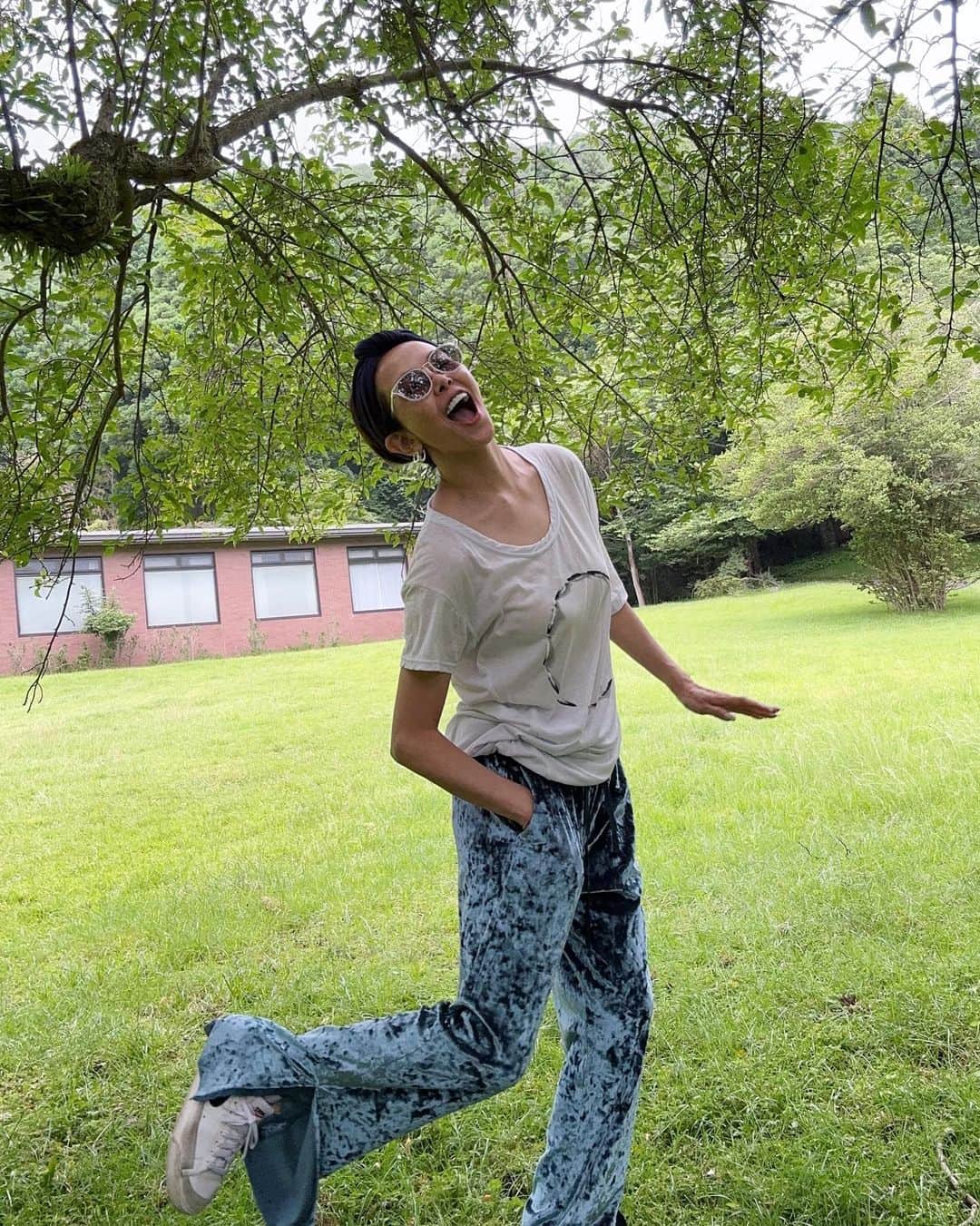 金子エミさんのインスタグラム写真 - (金子エミInstagram)「梅雨の中休み。 私は半日休み。  たまには外で写真を撮ろうと自撮りしていたら🤳 撮りましょうか？と声をかけを頂いた途端 木の根に足を引っ掛けてつまづいた私。。。  ポケットに手を入れていたら危ないよって言われ でもいい写真撮れた！😄🙌 ありがとうございました。」6月25日 13時59分 - emikaneko1114