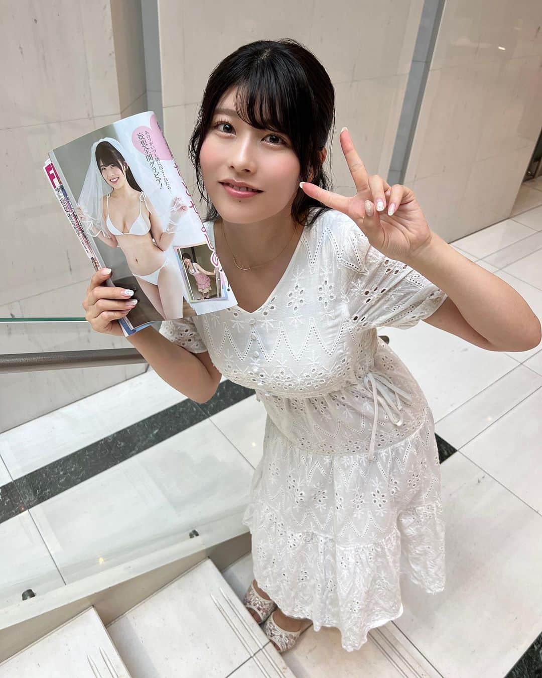 ちとせよしののインスタグラム：「FLASHお渡しイベントありがとうございました~❣️ 雑誌完売しまして、さらに在庫増やしたのですがそれも完売ということで、大成功でした😭✨️🫶🏻  割と急な告知だったのに足を運んで下さった皆さん、本当にありがとうございました！( ；꒳​； )♡  来月出るデジタル写真集もお楽しみに🫶🏻  #週刊FLASH #ちとせよしの #グラビア #gravure」