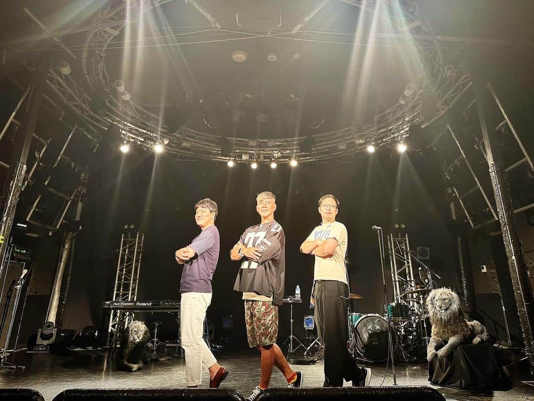 のインスタグラム：「“black LION” TOUR 2023 @ CHIBA: day two  hello, CHIBA CHIBA✌️  残り9公演、たのしむしかないー🤩  #toshinoriYONEKURA #blackLION #米倉利紀 #TOUR #大塚雄士 #杉浦琢雄 #小野寺みなほ」