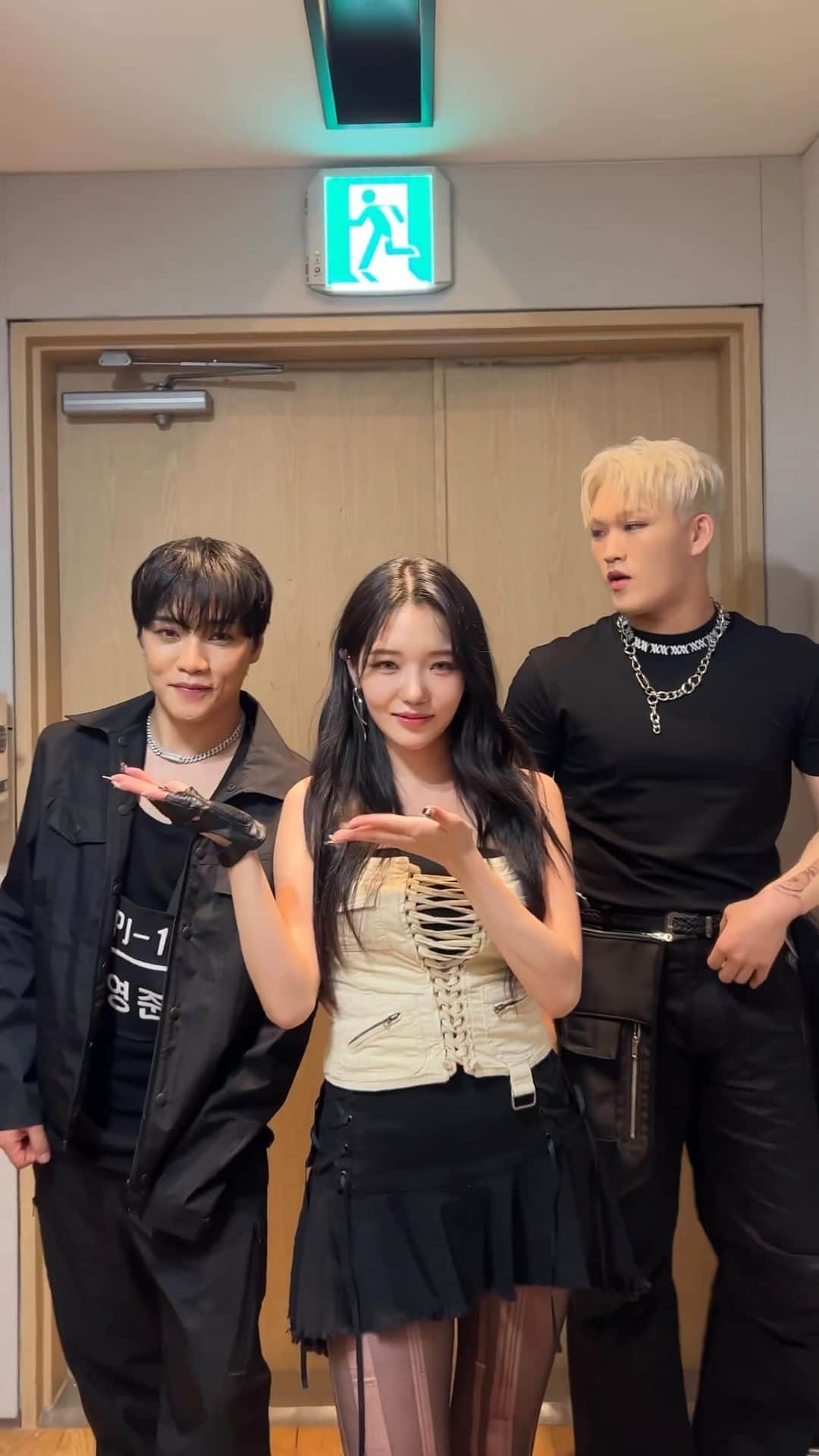 Mnetのインスタグラム：「Just look around 두 눈을 떠🎶 #menow #지선 #JISUN with #스맨파 #최영준 #Youngjun_Choi #헐크 #HULK #fromis_9 #프로미스나인 #flover」