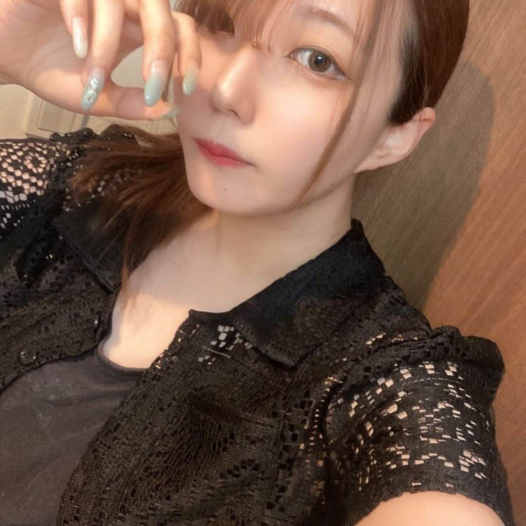 なすびのインスタグラム：「かわいい服 get〜🌟 Ada.のアイテムがSALEで最大50%OFFらしい🧐🧐 短めのレースショートシャツ、何にでも合うし涼しくてこれからの時期にバッチリ👍👍  @__ada.official__ #ada #エイダ #エイダコーデ」