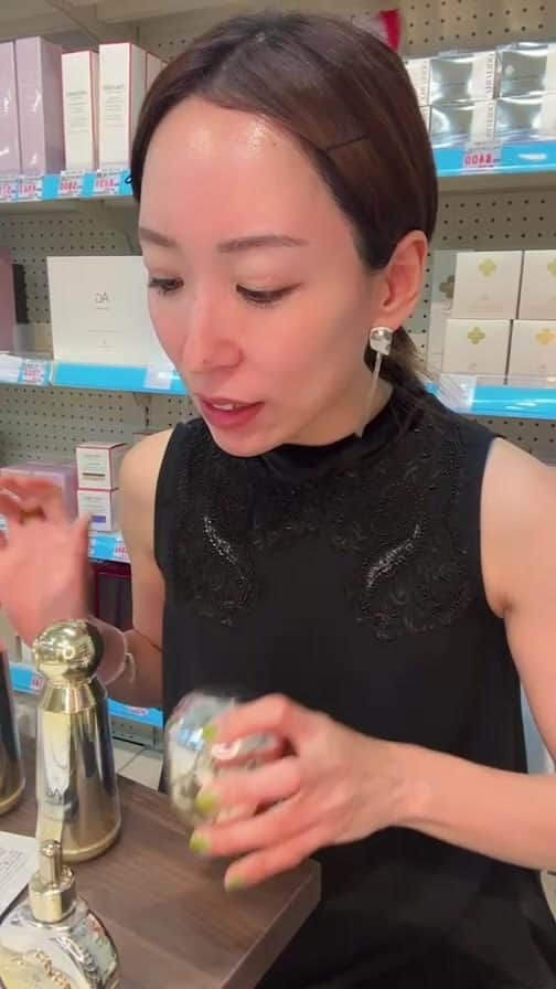 Miho Tanakaのインスタグラム：「COCOCHI(ココチ)のエッセンスクリームマスクを紹介したよ！  くすみが気になる方に使ってほしいもの。1回でも効果がわかるものなので期待しててね🧏‍♀️  💡明日の【26日(月)13:00】までの特別オファーになります💡 　 さらに！ 今日は楽天マラソン&5倍デー！！ (楽天DEALも適用✨)  Instagramのプロフィールリンクから購入いただいた方限定で、  ・20%オフ ・アイクリーム3mlと贅沢パック 全員プレゼント🎁(1,800円相当)  さらに 楽天レビューを書いてくれた方全員に シートパック2枚&バランシングミスト(メイクの上から使えるミスト)が プレゼント🎁(1,717円相当)  #ライブコマース #みいこまーす #くすみ #美白になりたい」