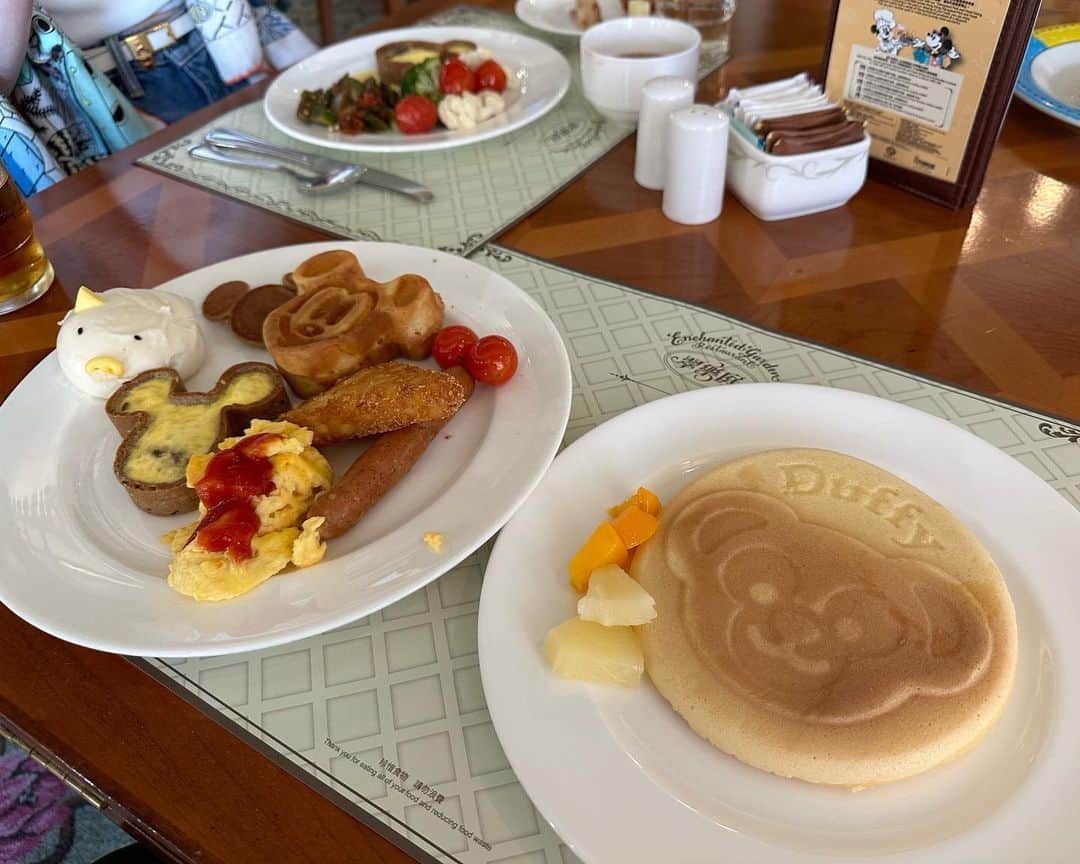 中谷あすみさんのインスタグラム写真 - (中谷あすみInstagram)「香港での朝活☀️  インパ前にミッキーの太極拳レッスン🇭🇰 チャイナ服のミッキー先生にテンション上がったし朝から幸せでした🫶  朝食はエンチャンテッドガーデンでビュッフェ🥐 ダッフィーのパンケーキとか可愛すぎた😍 グーフィーとプルートがテーブルにきてくれたよ💓  キャラクターブレックファーストはアウラニ、アナハイムに続く3回目だったけどやはり楽しい🫶  #太極拳ミッキー #香港ディズニーランド #香港ディズニーランドホテル #ディズニーランド #香港旅行 #ミッキー先生 #エンチャンテッドガーデン #ミッキーグリ」6月25日 14時16分 - asumi_naa