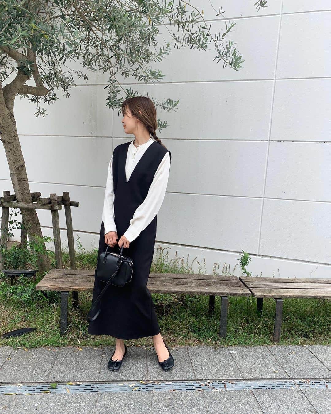 松田 美奈子のインスタグラム：「♡  娘のインターハイに向けて準備も完了して、あとは仕事を頑張るのみ🏃‍♀️  最近は毎晩一緒に腹筋をしてから1日を締めくくる日々💪  ワンピースもシャツも発売中👚 どっちもリサイクル生地♻️  #rrrrrrrrr#ナインアール#サスティナブルファッション」