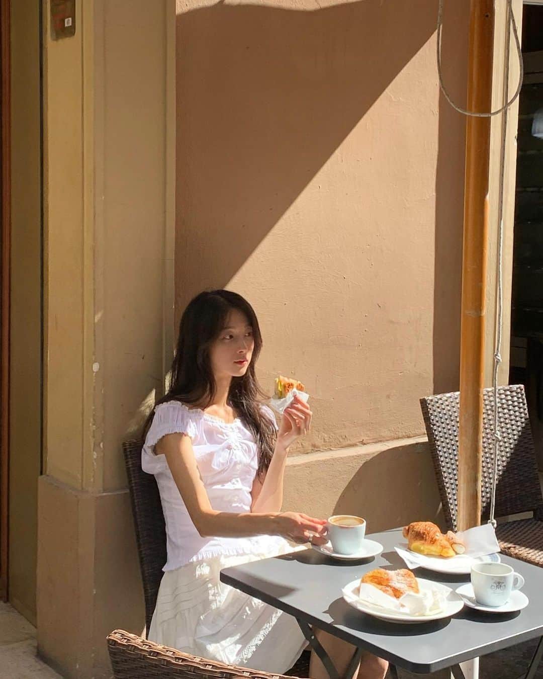 ミナ のインスタグラム：「1일 1카푸치노☕️마셔도 잘잤던 이유는  카페인의 차이일까 매일 15000보를 걸어서 일까❤️‍🔥 #blossomh_italy」