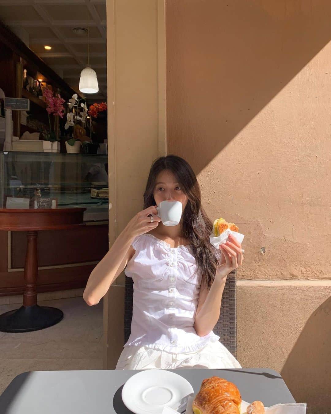 ミナ さんのインスタグラム写真 - (ミナ Instagram)「1일 1카푸치노☕️마셔도 잘잤던 이유는  카페인의 차이일까 매일 15000보를 걸어서 일까❤️‍🔥 #blossomh_italy」6月25日 14時27分 - blossomh_