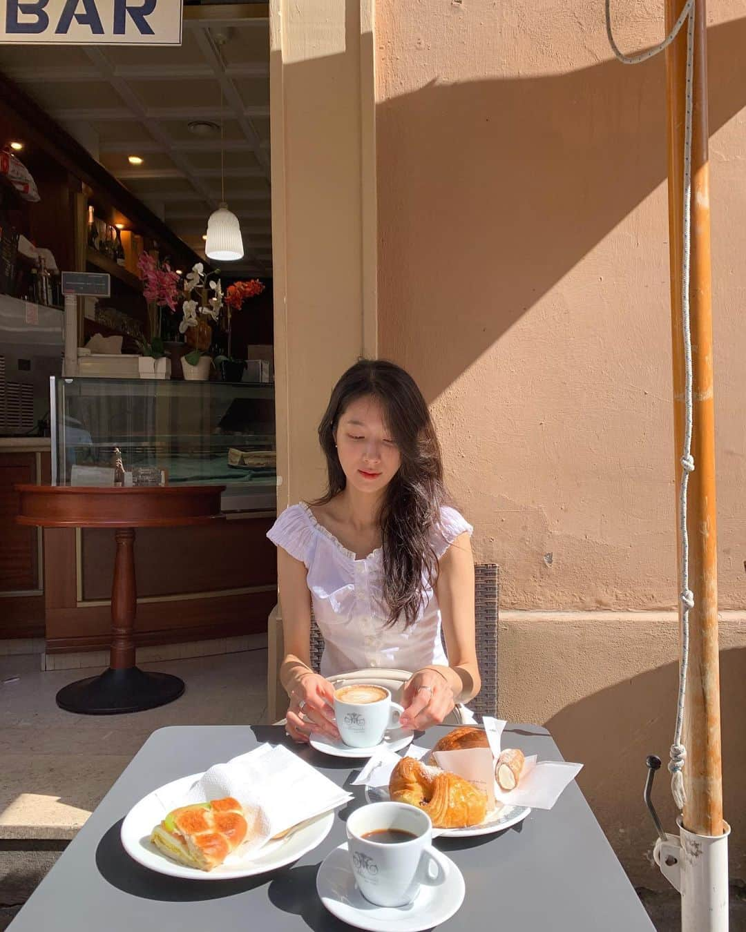 ミナ さんのインスタグラム写真 - (ミナ Instagram)「1일 1카푸치노☕️마셔도 잘잤던 이유는  카페인의 차이일까 매일 15000보를 걸어서 일까❤️‍🔥 #blossomh_italy」6月25日 14時27分 - blossomh_