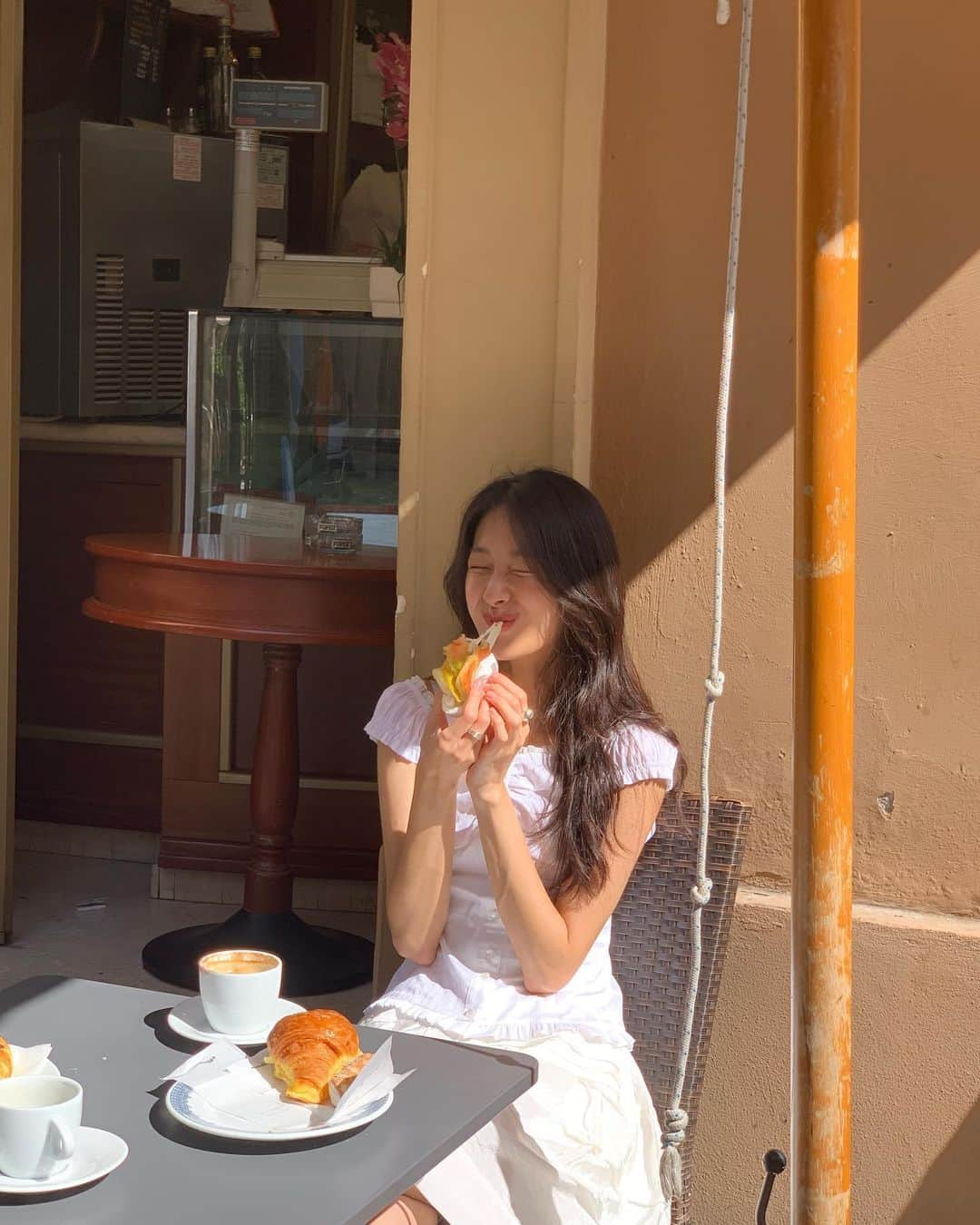 ミナ さんのインスタグラム写真 - (ミナ Instagram)「1일 1카푸치노☕️마셔도 잘잤던 이유는  카페인의 차이일까 매일 15000보를 걸어서 일까❤️‍🔥 #blossomh_italy」6月25日 14時27分 - blossomh_