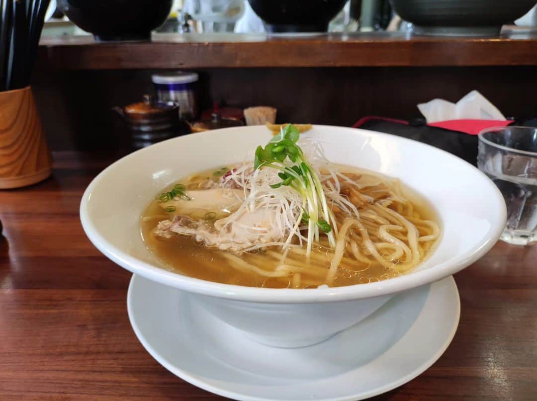 つけMen野郎のインスタグラム：「塩そば 麺や ようか 小千谷1軒目。天神下大喜出身と聞き行かねば。めちゃくちゃメニュー豊富で塩、醤油、味噌、うめ塩、煮干し、白湯、二郎系、それに油そば、つけめんて…凄まじい。券売機左上が塩そばなのはとりそばをイメージしているからかな。麺は細麺と太麺を選べ、衝動的に太麺にしてしまった。とりそばイメージなら細麺だったか。澄んだスープはやや節の香りを感じさせつつ鶏のうまみがズンと抜けてくる。むっちりとした食感の太麺は麺の味はややプレーンに食感を楽しませる。丼の縁には柚子胡椒を添え、鶏チャーシューと合わせると美味。家族連れやカップルや一人身でも沢山の人で広い店内を埋めていて人気が伺えた。ごちそうさまでした。」