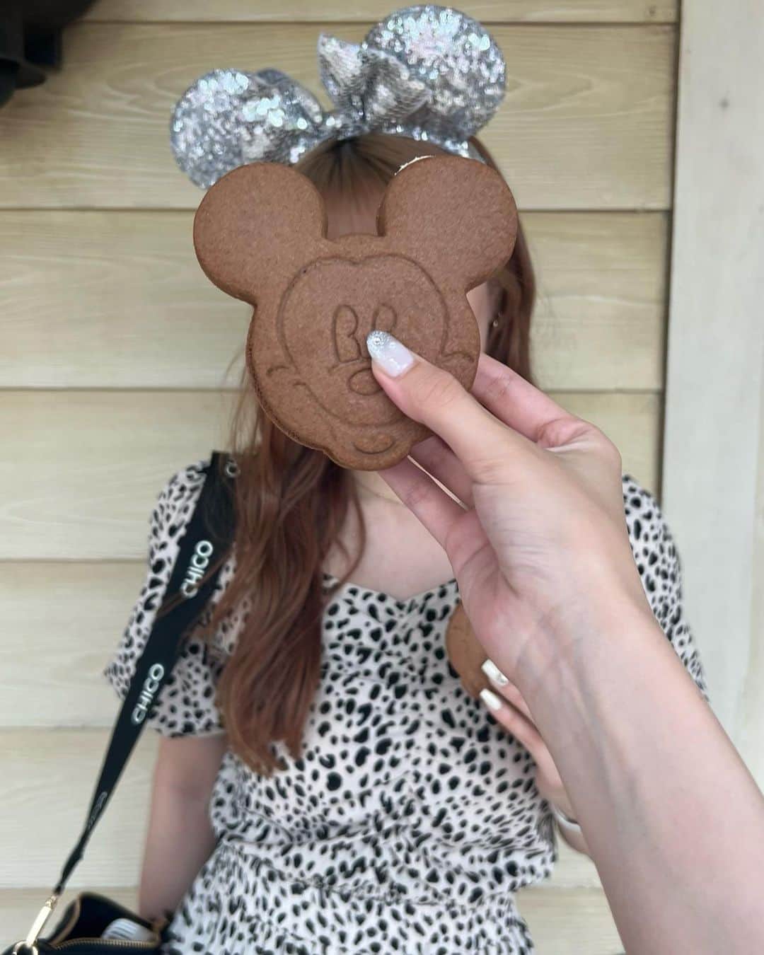 若林真帆のインスタグラム：「可愛いお友達が撮ってくれた🐭🖤🤍  #ディズニーフォト  #ディズニーコーデ」