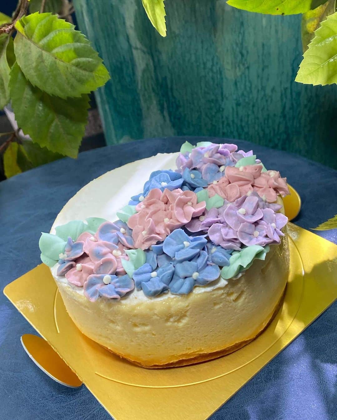 滝香織さんのインスタグラム写真 - (滝香織Instagram)「. . お花＆お菓子のお店#モナルナプア  @mlp.718   よるマチのロケで、私、滝をイメージして、ブーケを作っていただきました😆 なんておしゃれ✨ 嬉しい😆  そして、かわいいアジサイのケーキ💕 ベースがチーズケーキで、お花はバタークリームでできているんです。6月限定ですよー。  モナさん、多才で面白くて素敵な方でした。  #ドライフラワー #ブーケ #ウェディングブーケ #オーダーブーケ」6月25日 14時22分 - kaorin_taki