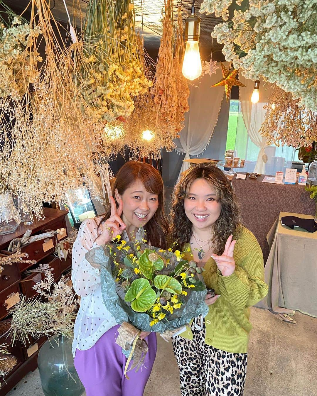 滝香織のインスタグラム：「. . お花＆お菓子のお店#モナルナプア  @mlp.718   よるマチのロケで、私、滝をイメージして、ブーケを作っていただきました😆 なんておしゃれ✨ 嬉しい😆  そして、かわいいアジサイのケーキ💕 ベースがチーズケーキで、お花はバタークリームでできているんです。6月限定ですよー。  モナさん、多才で面白くて素敵な方でした。  #ドライフラワー #ブーケ #ウェディングブーケ #オーダーブーケ」