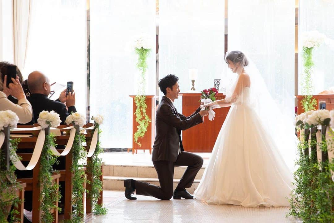 富山結婚式 ヴィラグランディス富山のインスタグラム：「#ブートニアセレモニー  ， 彼から花束を渡して結婚を申し出、そして彼女はその花束のうちから1本を抜き取り、彼の襟元に“ブートニア”として挿します🌷 素敵な演出ですよね✨  ， ， ， ， ， ， ， ， ， ， ， *･゜ﾟ･*:.｡..｡.:*･'･*:.｡. .｡.:*･゜ﾟ･* *･゜ﾟ･*:.｡..｡.:*･'･*:.｡. .｡.:*･゜ﾟ･* ご結婚式をお考えの方はぜひブライダルフェアへのご参加もお待ちしております♬ *･゜ﾟ･*:.｡..｡.:*･'･*:.｡. .｡.:*･゜ﾟ･* *･゜ﾟ･*:.｡..｡.:*･'･*:.｡. .｡.:*･゜ﾟ･* ， ， ， ， ， ， ， ， ， ， ， ， ， ， ， ， #ヴィラグランディス富山 他の写真も気になる方はプロフィールから 公式HPもご覧ください▶︎▶︎▶︎」