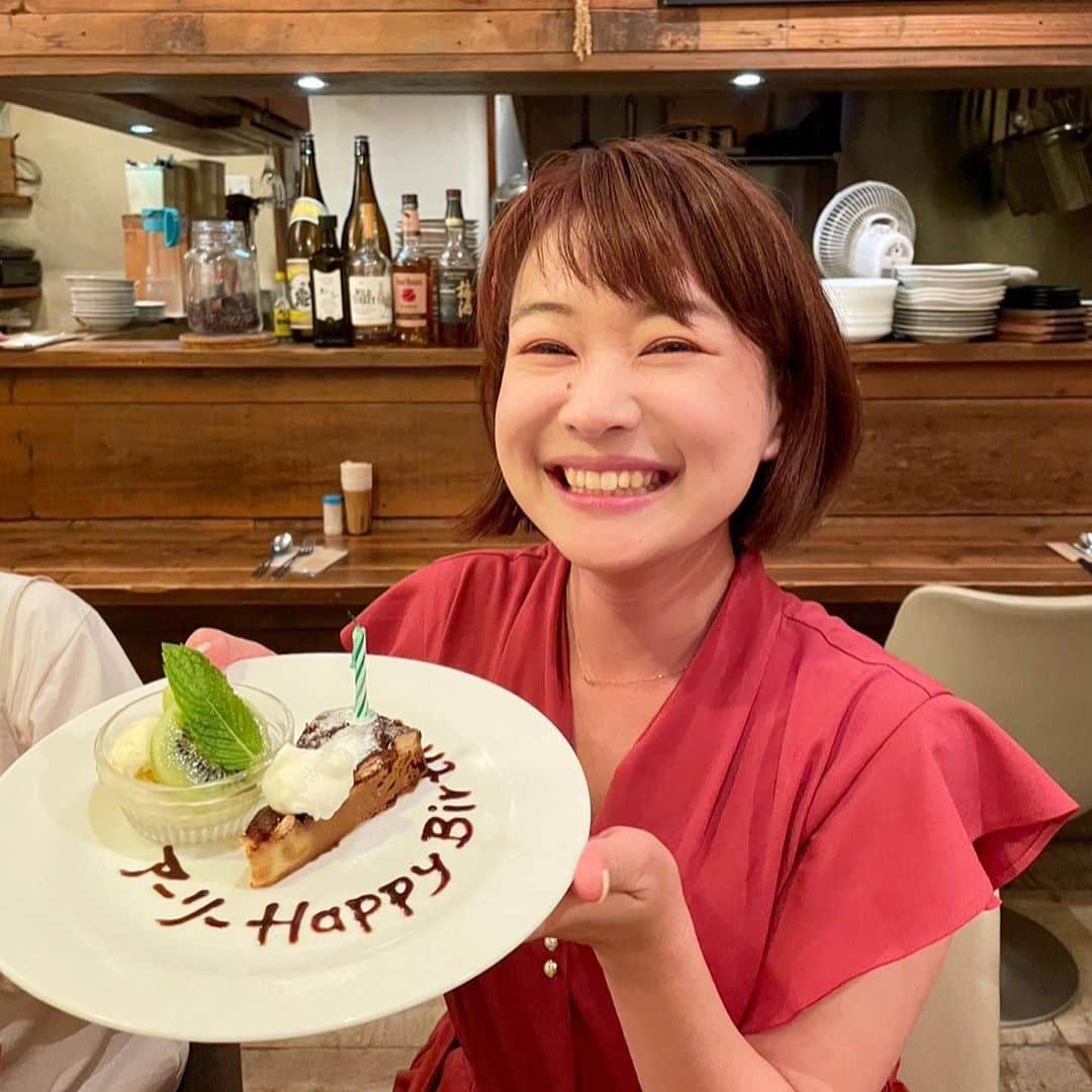 有田優理香のインスタグラム：「🎂  6月24日は誕生日でした🎉  きのうはいつもお世話になっている 大好きな皆さんにお祝いしていただきました🥳 サプライズケーキありがとうございます✨ そして木村文子さんからは 可愛いバスグッズのプレゼント🎁 お風呂タイムが毎晩楽しみになります🥹🛁  AYURAより俺を見ろ。 と言わんばかりに写真に入り込もうとする ぺいが可愛すぎた🤣  歳を重ねてもありのままのアーリーで！ 引き続きよろしくお願いします🎀  #広島テレビ #アナウンサー #誕生日 #誕生日プレゼント #ayura #pekingese #ペキニーズ #主張強め犬」