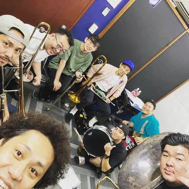 KOOさんのインスタグラム写真 - (KOOInstagram)「ニューオリンズブラスバンドをやります。  KREWE OF BRASS  6月25日日曜日 THE V 道頓堀 (大阪府大阪市中央区宗右衛門町７−９) KREWE OF BRASS Tp 黄啓傑,永野雄己 Tb tbcozy,山口"Juicy"けんすけ,細川涼介 Sx 鈴木健司 Sousa 谷川新悟 S.D. 森田渚音 B.D. 横山学 17:00〜21:00のなかで随時  ど真ん中のあのサウンドをば！」6月25日 14時35分 - koojazz