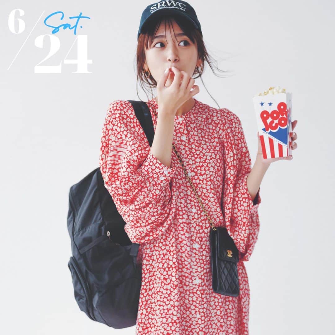 近藤千尋のインスタグラム：「@veryweb.jp  での私服撮影📷🩷 インスタから拝借💗  リュックは 安定の @ajuga.shop  2層式リュック🎒です〜🥰‼️ 入荷しておりますので今なら購入できるみたいですっ‼️💨 ユニセックスなので男性にもおすすめ💕  それにしても暑いね、、、🥵 毎日公園行ってるから🛝 もう日焼け止め塗って飲んで必死。笑  あっという間に土日も終わっちゃいますね❤️🥹  次女が寝ている間に 家事済ませるぞ🧹🧺💕  リュック:  @ajuga.shop  ワンピース:  @ambergleam_official  スニーカー: @vansjapan キャップ:  @sportyandrich  ポシェット:  @chanelofficial  イヤリング: @celine」