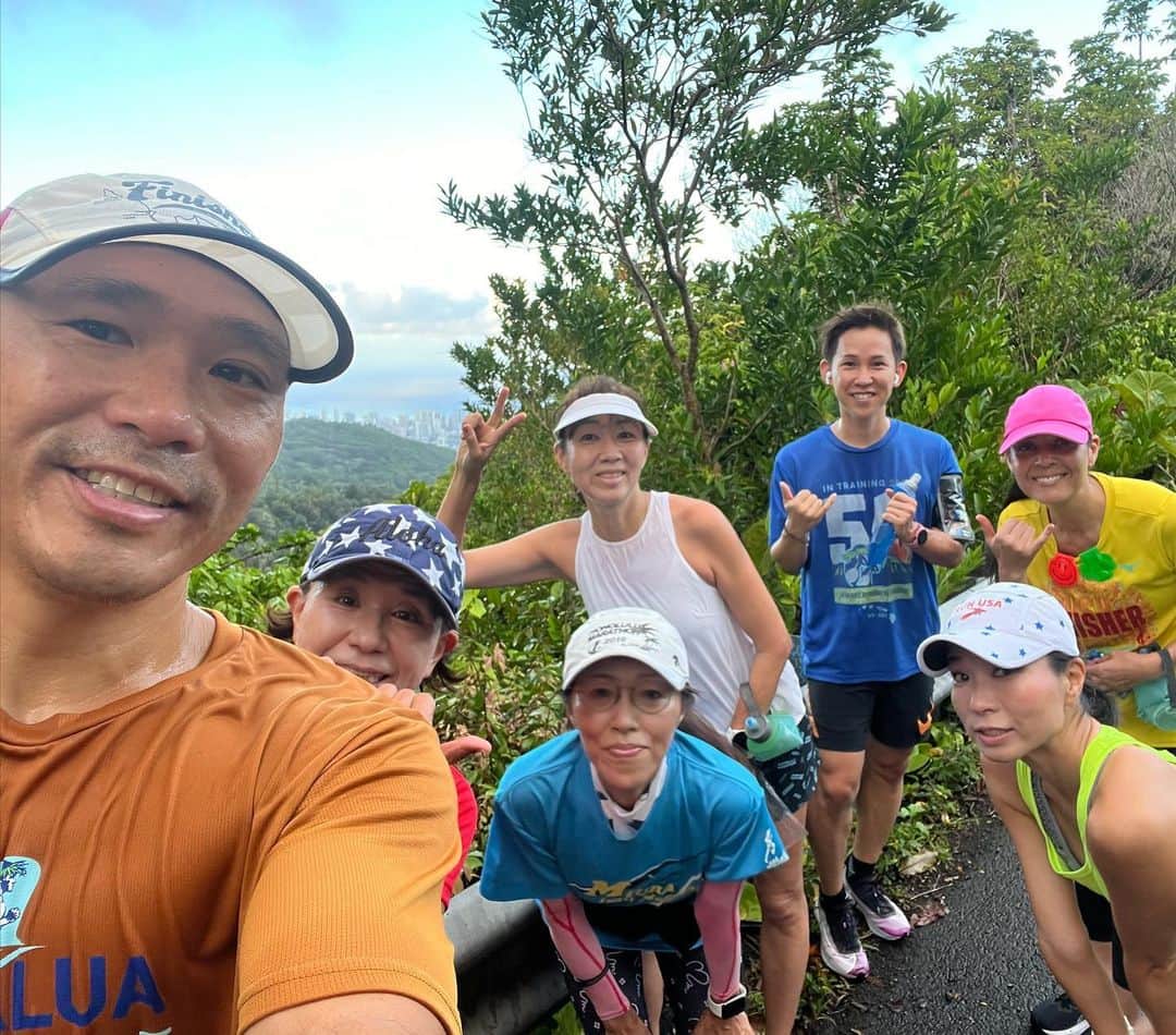 飯島寛子のインスタグラム：「Once a month Tantalus Run!  自然のユーカリの香りをかぎながら‥今朝は目もすっとしました。 #朝活　#朝ラン #タンタラス　#ハワイライフ #ハワイ大好き　#ラン仲間 #hawaiirunner」