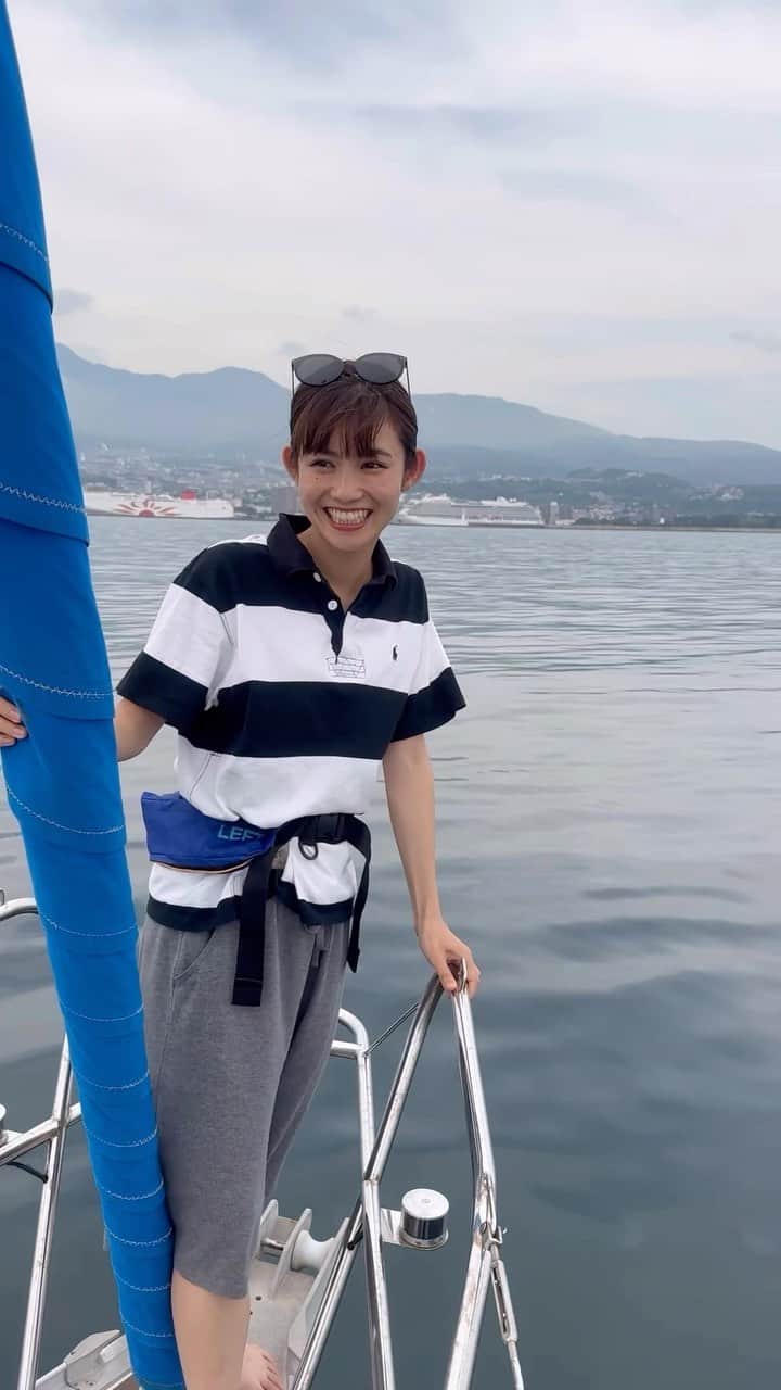 脇あかりのインスタグラム：「ヨット乗って写真撮ると みんないつも以上に笑顔になる！！ そんな話をしていて、動画を見返したら 私めちゃ笑ってて😂ほんとや！！！となりました笑  運転したのは、2回目かな？！前よりは、余裕もって運転できた✌️ ⛵️風だけで進むのが、すごい気持ちい〜☺️ 海が湖みたいに見えるの！なんか歩けそうやな？って笑 歩けんけど⛵  この日は雲っちょったけど 海から見る別府いつみても良い🥹❤️  #ヨット　#別府　#北浜ヨットハーバー　#ハーバー　#港 #海　#sea #sealife #yate #yotto #yottoharbor #beppu」
