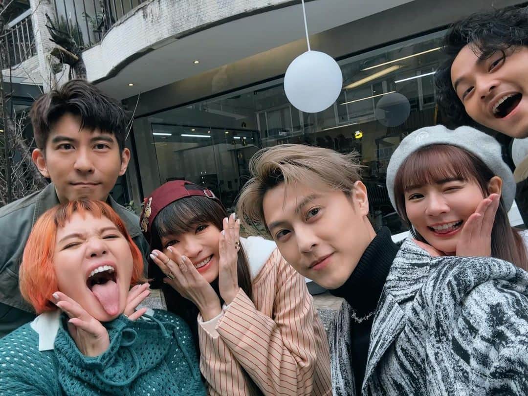 のインスタグラム：「謝謝這一段美好的相遇❤️ 謝謝願意來店裡的顧客 謝謝每個教我們的老師 謝謝所有辛苦的工作人員 謝謝每個優秀的夥伴 營業真的不容易  體驗服務業及髮型師的辛苦 又在人生的經歷增加了些養分 來吧 營業中 2 感謝所有人的支持 期待我們能再次相遇 @lets_open42 #來吧營業中2」