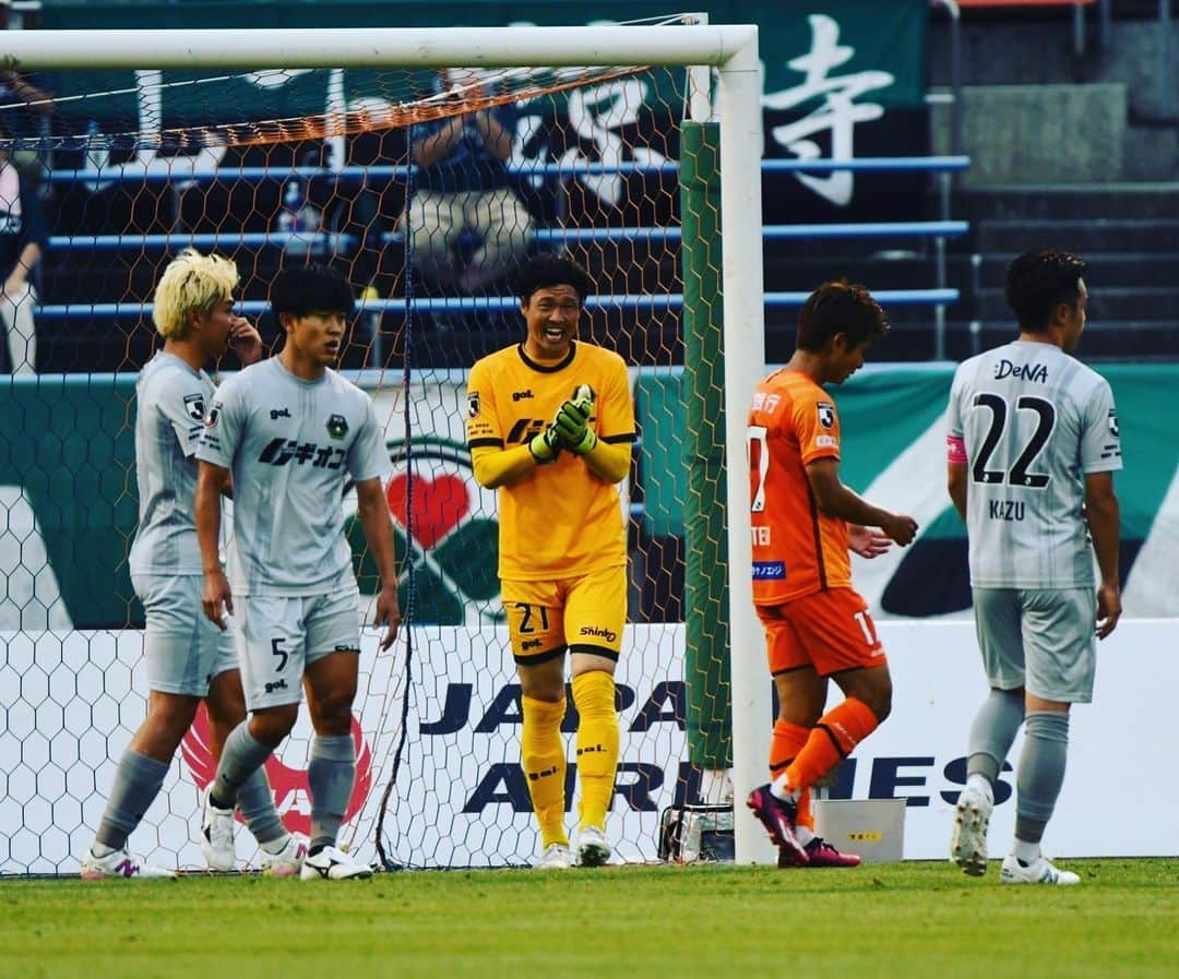 SC相模原さんのインスタグラム写真 - (SC相模原Instagram)「💬MF／20 #若林龍 @ryu_wakabayashi   －－率直に今日の試合を振り返って。  なかなか勝てていない状況でも、全員で同じ方向を向いて常に練習をしていますが、結果に結びついていないのが現状です。複数失点、連続失点という、この状況を全員でどうやって抜け出すかというところが重要だと思っています。僕たち前線の人間が得点をとらなければいけませんが、失点に対しての思いが欠けていたのかなと、前半は率直に感じました。  －－0-2で折り返して、戸田監督からはハーフタイムにどのような声かけがあったのでしょうか。  「諦めたら終わりだ」と。最初は4バックだったのですが、攻撃の時は3バックっぽくやるという戦術的な変化もありましたが、大部分は気持ちのところで諦めるな、走れ、戦えというところを強く言われました。  －－後半のファーストプレーで若林選手が1点を返しました。  いつも（キックオフプレーでは）左に蹴っていたのですが、今日は松澤（彰）選手が右に配置されていたので、右に蹴って。そこで自分と（藤沼）拓夢くんとカズくん（佐相壱明）がこぼれ球を拾ってという形でした。うまく拓夢くんが拾って、シュートを打ってくれて。自分の課題は、ドリブルからのシュートだけじゃなく、いろいろな得点パターンを増やそうと思っていて、逆サイドからのクロスに詰めるのを意識していて、それが実を結んだ形になりました。前半にもとりたかったので1得点に終わったのは悔しいですが、自分が意識してきたことが出たのかなと思います。  －－後半の立ち上がりにとれて、追いつく、追い越すところを目指したと思うが、次の1点が決められなかった要因は。  後半は自分たちが攻めていたと思うのですが、結局は最後の質がまだまだだったと思います。クロスを何度も上げましたが質が高くなくて、スプリントをかけてくれている中の選手に申し訳ないなと。クロスからの得点は中の選手も大事ですけど、クロスの質で決まると思っているので、まだまだ質が足りなかったと感じています。  －－クロスに対しての入り方は練習でも繰り返しやってきている部分だったと思います。  自分が仕掛けた時もファーに動き出してくれていたのですが、そこに合わせられなかったので、そこは課題だと思います。  －－若林選手としては、ここから上に行くための光はどこに見出していますか。  個人だと思っています。もちろんサッカーは11人のスポーツで、チームでやるものですが、1人（個人）でかわすとか、守るとか。僕自身は常に1人で突破することを意識していますし、チームから入るというより、個人があってチームがあると思っています。もっともっと個人の能力を上げていきたいです。  －－開幕当初とは若林選手のチーム内での立ち位置や結果に対する受け止め方も変わってきているのでは。  最初はベンチに入れなくて、すごく悔しくて。その中で努力の質や意識の質を上げてきて、J3の試合に出た結果、自分はまだまだできると感じて、そこから自信がついて、チームへの勝敗に重きを置くようになってきています。自分がチームを勝たせたいという思いは強いです。最近は（選手同士が）ケンカをすることもありますが、自分はそれはすごく良いと思っています。  今まではケンカをすることもなかったので。今日もハーフタイムに大くん（加藤大育）とケンカしたんですけど、大くんからも「チームを勝たせてほしい」と言われて、それのおかげもあって後半の最初にゴールを決められました。もっともっとケンカがあってもよいと思っています。  チームを勝たせないといけない、結果を出し続けないといけないと思っているので、毎日の努力の積み重ねがもしかしたら十分じゃないのかもしれないので、そこを突き詰めていけないと思います。  －－今日も愛媛までサガミスタが応援に駆けつけていましたが。  本当に申し訳ない気持ちでいっぱいです。わざわざ愛媛まで来ていただいて。後半はもしかしたら良かったかもしれませんが、前半は情けない試合をしてしまって……。前回の岐阜戦もそうですし、勝負弱いところが出てしまっているので、次はホームでファミリアを歌えるように、チーム全員で気持ちを整えて準備していきたいと思います。  #SC相模原 || #SCS」6月25日 14時46分 - s.c.sagamihara_players