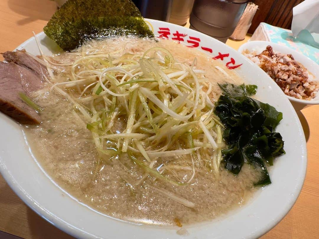 わっきーさんのインスタグラム写真 - (わっきーInstagram)「新橋にオープンした「◯新ネギラーメン」へ。 木場にある"豚と脂。"で、店主の右腕として活躍後、"王道家"で修行し、ラーショインスパイアのラーメン屋をオープン。  豚骨と背脂のコクが堪らなかった。 ネギはバカうまい。 麺は王道家の自家製麺。 サイドメニューのチャ飯は、80円と破格。  月曜〜金曜は朝4時まで営業。 新橋に行った際は是非！  #新ネギラーメン  #ラーメン #ラーメンショップ  #ラーショ #豚と脂  #王道家  #バリ男 #豚骨  #豚骨ラーメン  #東京グルメ  #新橋 #新橋グルメ  #新橋ラーメン」6月25日 14時52分 - makoto_ishiwaki