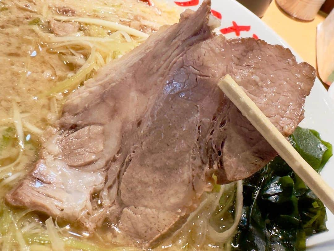 わっきーさんのインスタグラム写真 - (わっきーInstagram)「新橋にオープンした「◯新ネギラーメン」へ。 木場にある"豚と脂。"で、店主の右腕として活躍後、"王道家"で修行し、ラーショインスパイアのラーメン屋をオープン。  豚骨と背脂のコクが堪らなかった。 ネギはバカうまい。 麺は王道家の自家製麺。 サイドメニューのチャ飯は、80円と破格。  月曜〜金曜は朝4時まで営業。 新橋に行った際は是非！  #新ネギラーメン  #ラーメン #ラーメンショップ  #ラーショ #豚と脂  #王道家  #バリ男 #豚骨  #豚骨ラーメン  #東京グルメ  #新橋 #新橋グルメ  #新橋ラーメン」6月25日 14時52分 - makoto_ishiwaki