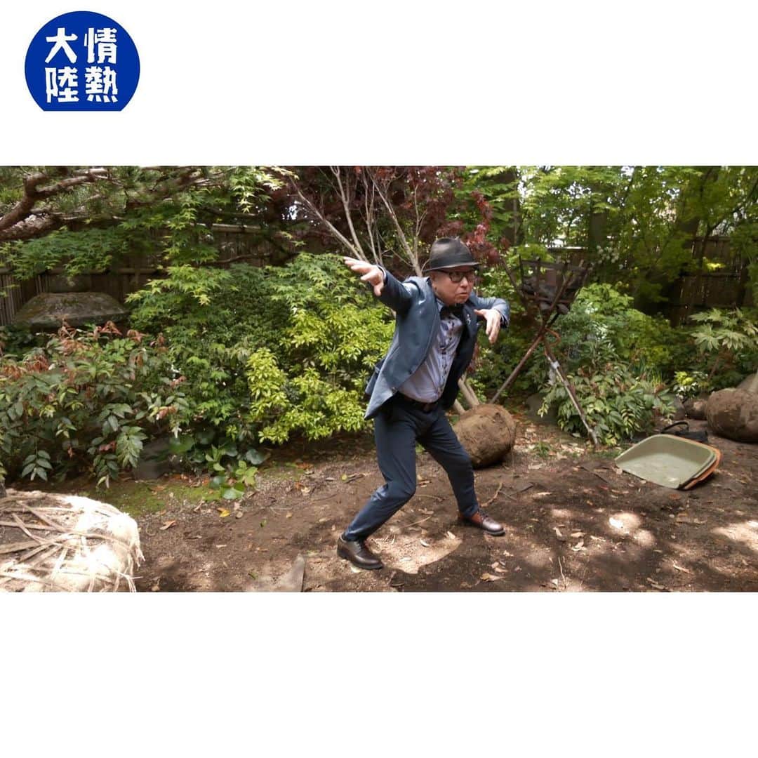 TBS「情熱大陸」さんのインスタグラム写真 - (TBS「情熱大陸」Instagram)「今夜11:25‼️ 庭園デザイナー／石原和幸  エリザベス女王も愛した奇跡の庭 “緑の魔術師”が彩る日本の美　  今年5月、石原は、コロナ禍で3年間参加を見送ってきたイギリスの大舞台に挑んだ。 腕利きの職人たちを引き連れて現地に乗り込む姿は、まるでオーケストラの指揮者。今回は、建築家･隈研吾の力を借りて日本の原風景「里山」を再現する。   けれど、コロナ禍のブランクは優勝が至上命題の石原にとって大きなプレッシャーになっていた。 競い合うのは世界のトップデザイナーたち。いつも明るい男が珍しく緊張を覗かせる。 思わぬアクシデントから、８割方出来上がっていた庭の一部を作り直す場面も…。   大きな身振り手振りの裏側に、どこか思いつめた男の揺れる内面が伺える。 庭に込めたテーマは、「緑と共に生きる」。植物がいかに人間と生きているか。石原はコロナ禍を通して、あらためて再確認したという。 緑と生きる喜び、緑が彩る人生の豊かさを表現する庭園デザイナーの挑戦を見つめた。」6月25日 15時02分 - jounetsu_tairiku