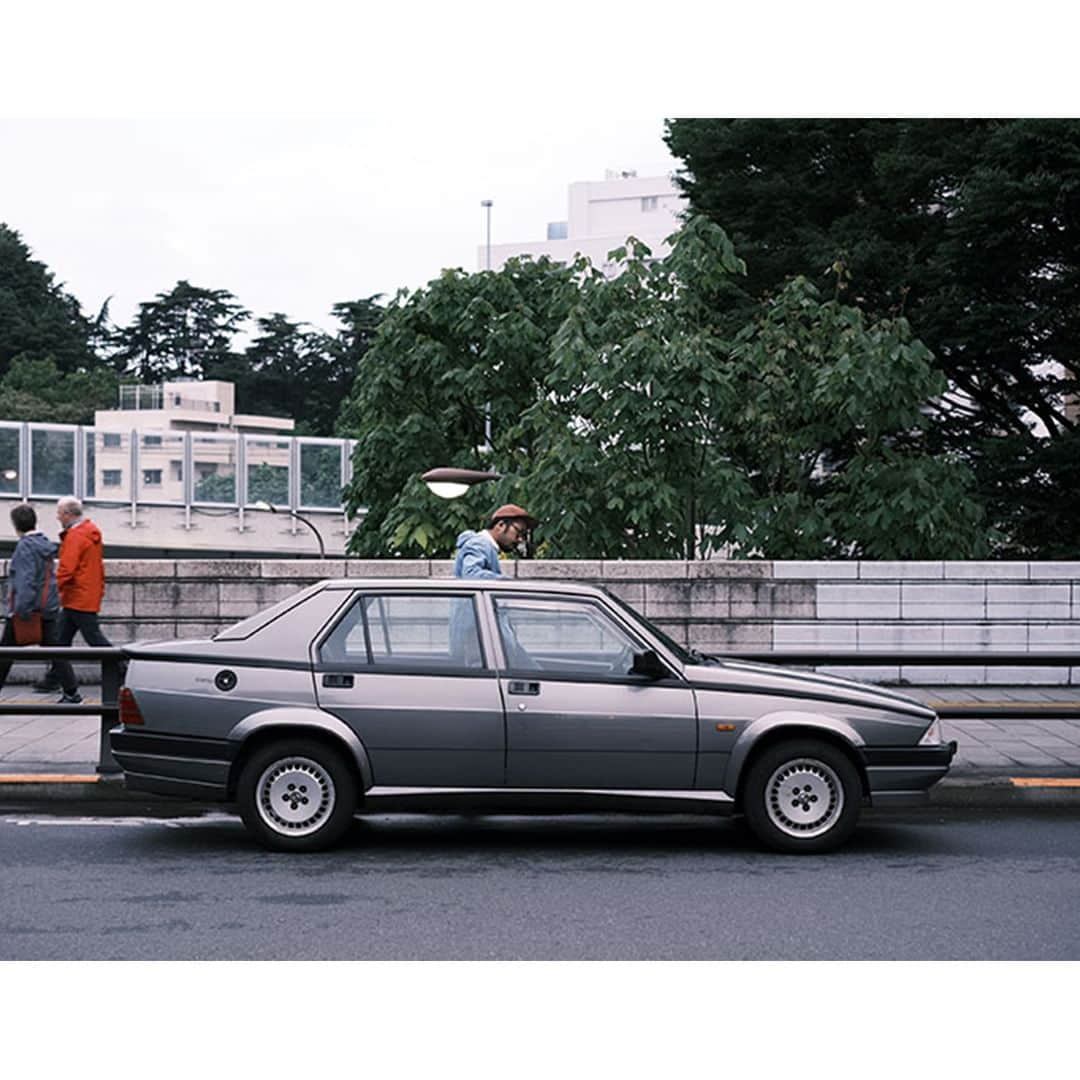 UOMOさんのインスタグラム写真 - (UOMOInstagram)「【文化系ネオクラシック車と30人の男たち】 ALFA ROMEO ALFA75 TS（1991年式）  1980〜90年代のネオクラシック車が人気だ。 メーカーの姿勢が伝わる個性的なつくりや、 機械の調子を感じながら付き合うのが楽しい。 そんなクルマ生活にハマった30人を紹介します。  「はじめはトヨタのカローラレビン（AE86）など国産の旧いFR車を探していたのですが、海外での人気もあって高騰していました。そこで楽器などの荷物が載る条件で外車にも目を向けたところ、75を見つけたんです。それに妻が付き合っている頃から現行のフィアット500に乗っていました。もちろん75とは時代も性格も異なりますけど、乗ってみると『イタリア車もいいなぁ』って。ちなみに妻は500を2台乗り継いで、今はボルドーの500C。コレツィオーネという限定車です」 小田将大さん（bayfm78 PR）  #文化系ネオクラシック車と30人の男たち #アルファロメオ #アルファロメオ75 #ALFAROMEO #ネオクラシック車 #uomo #uomo_magazine #webuomo」6月25日 15時00分 - uomo_magazine